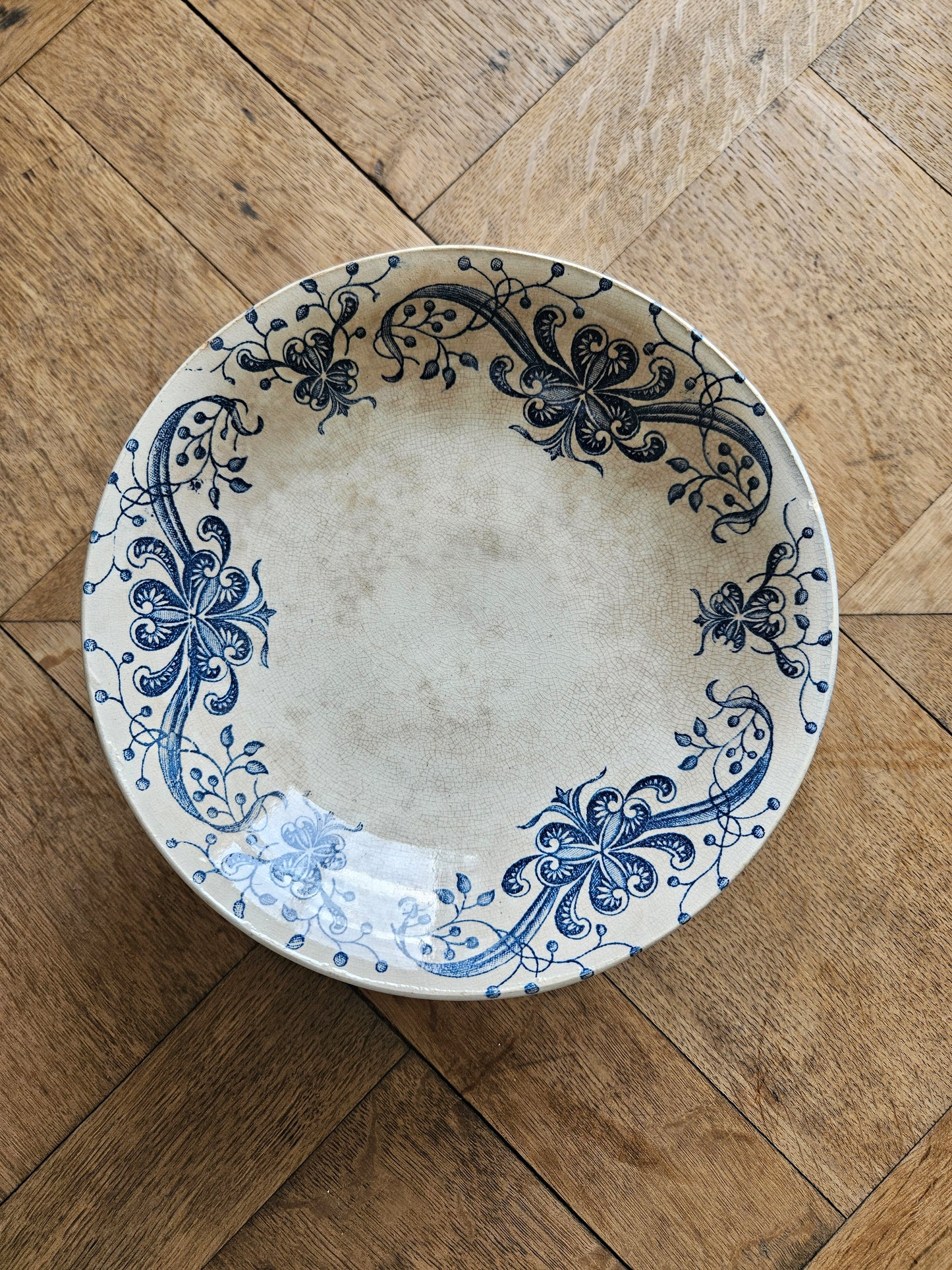 Compotier ancien en terre de fer de la Faïencerie de Lyon, modèle Joconde. Superbe patine du temps.