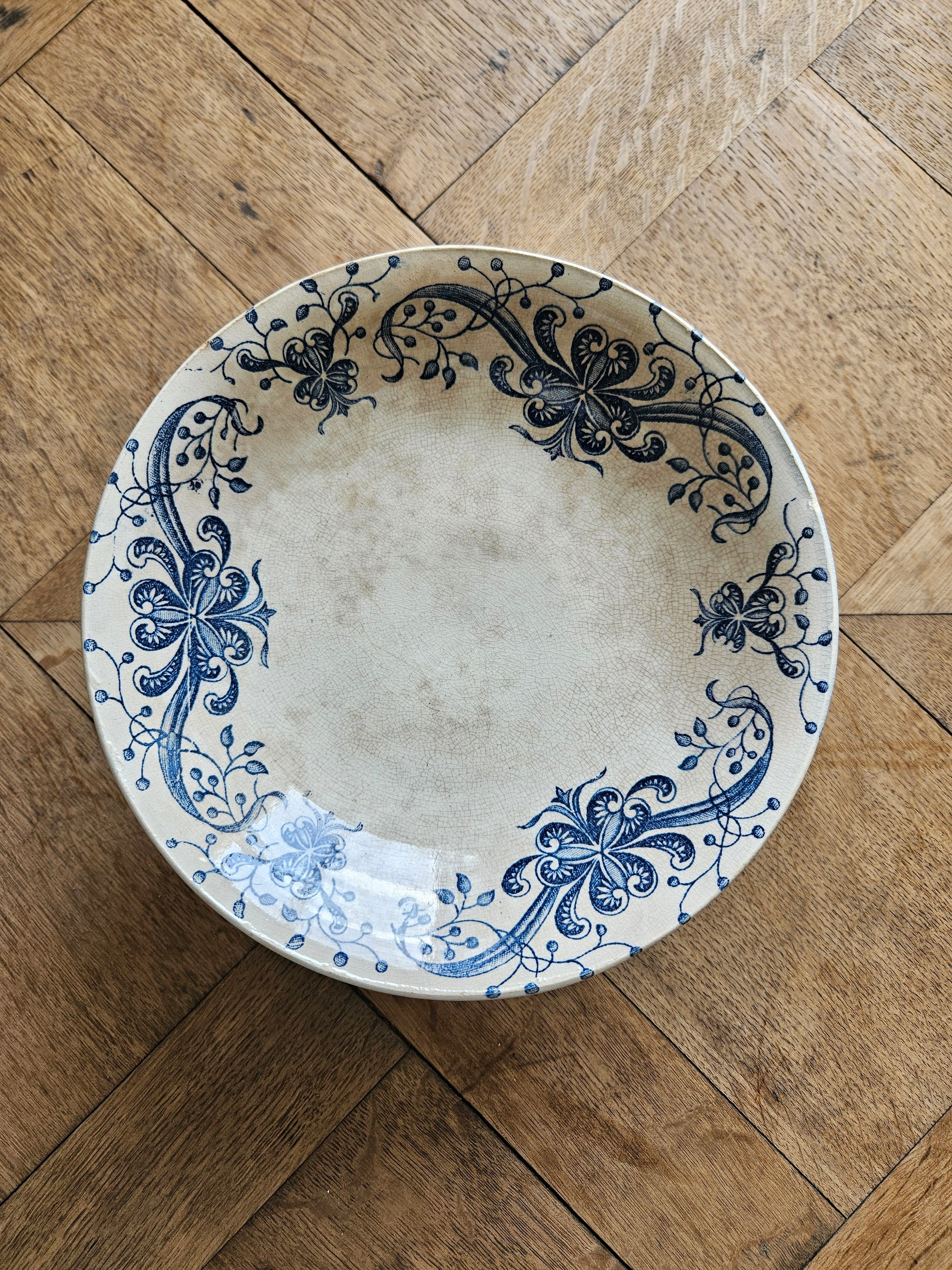 Compotier ancien en terre de fer de la Faïencerie de Lyon, modèle Joconde. Superbe patine du temps.