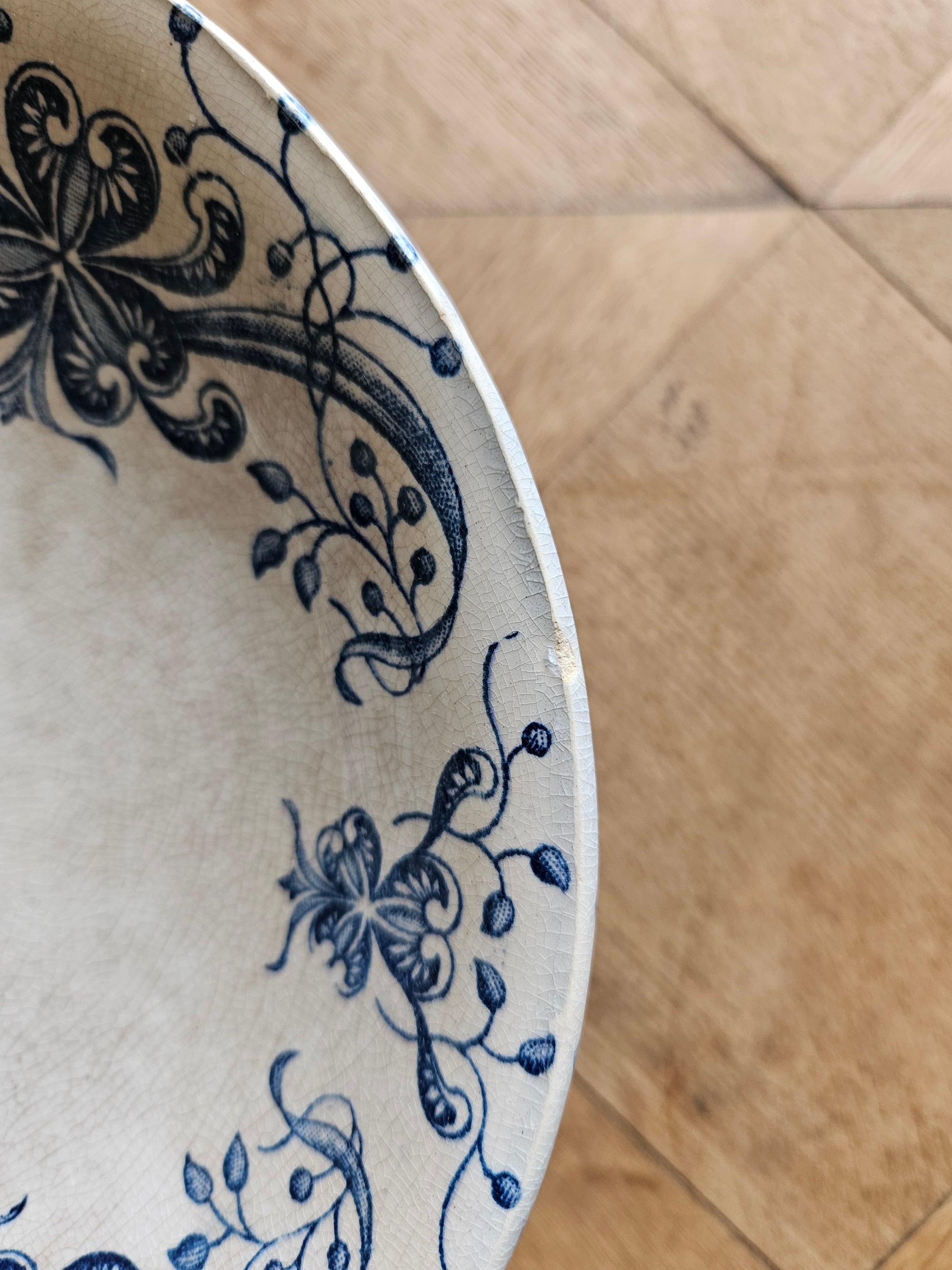 Discrète égrenure sur compotier ancien en terre de fer.