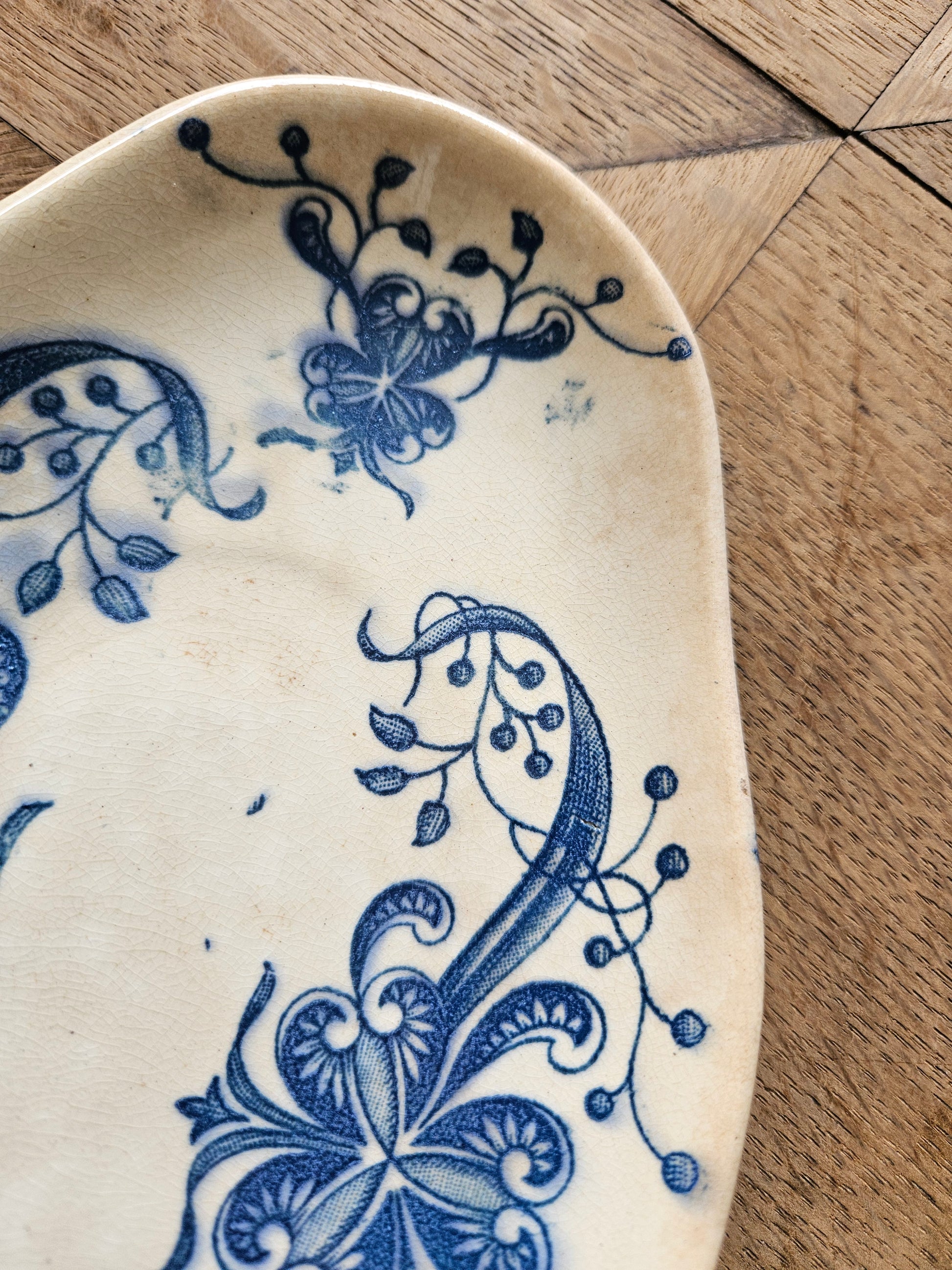 Charmante patine sur ravier ancien en terre de fer