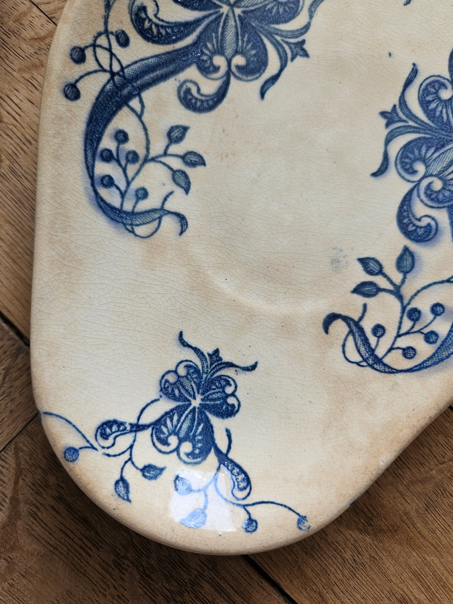 Charmante patine sur ravier ancien de la Faïencerie de Lyon 