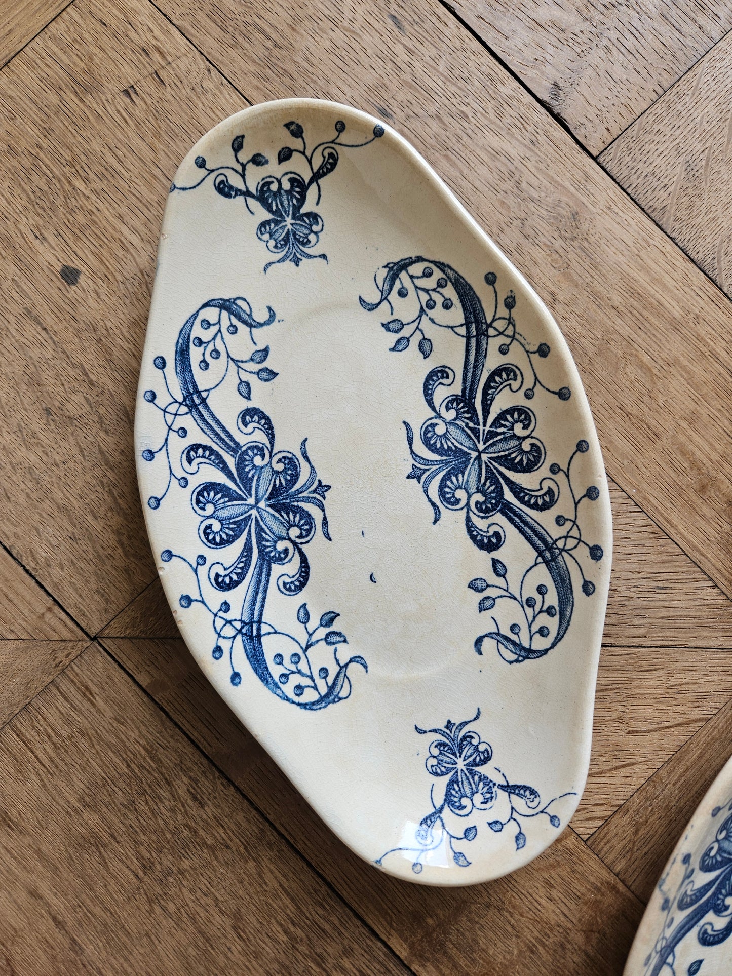 Ravier ancien en terre de fer, de la Faïencerie de Lyon 