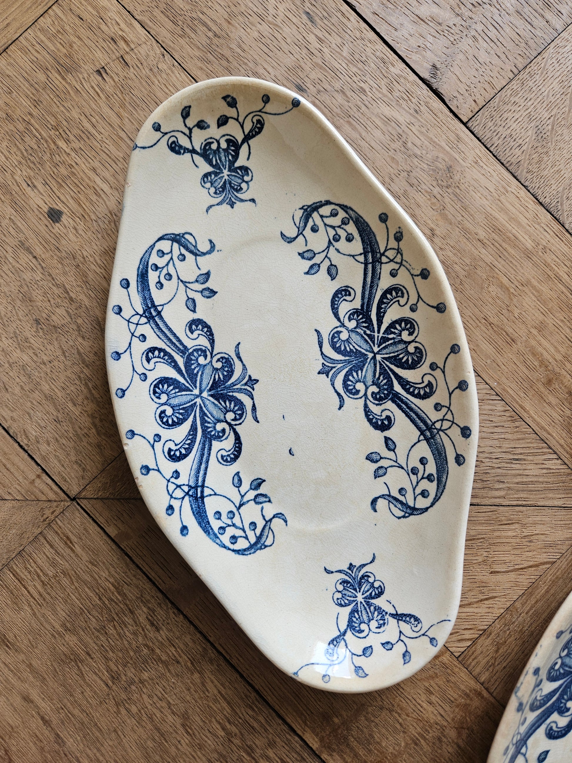 Ravier ancien en terre de fer, de la Faïencerie de Lyon 