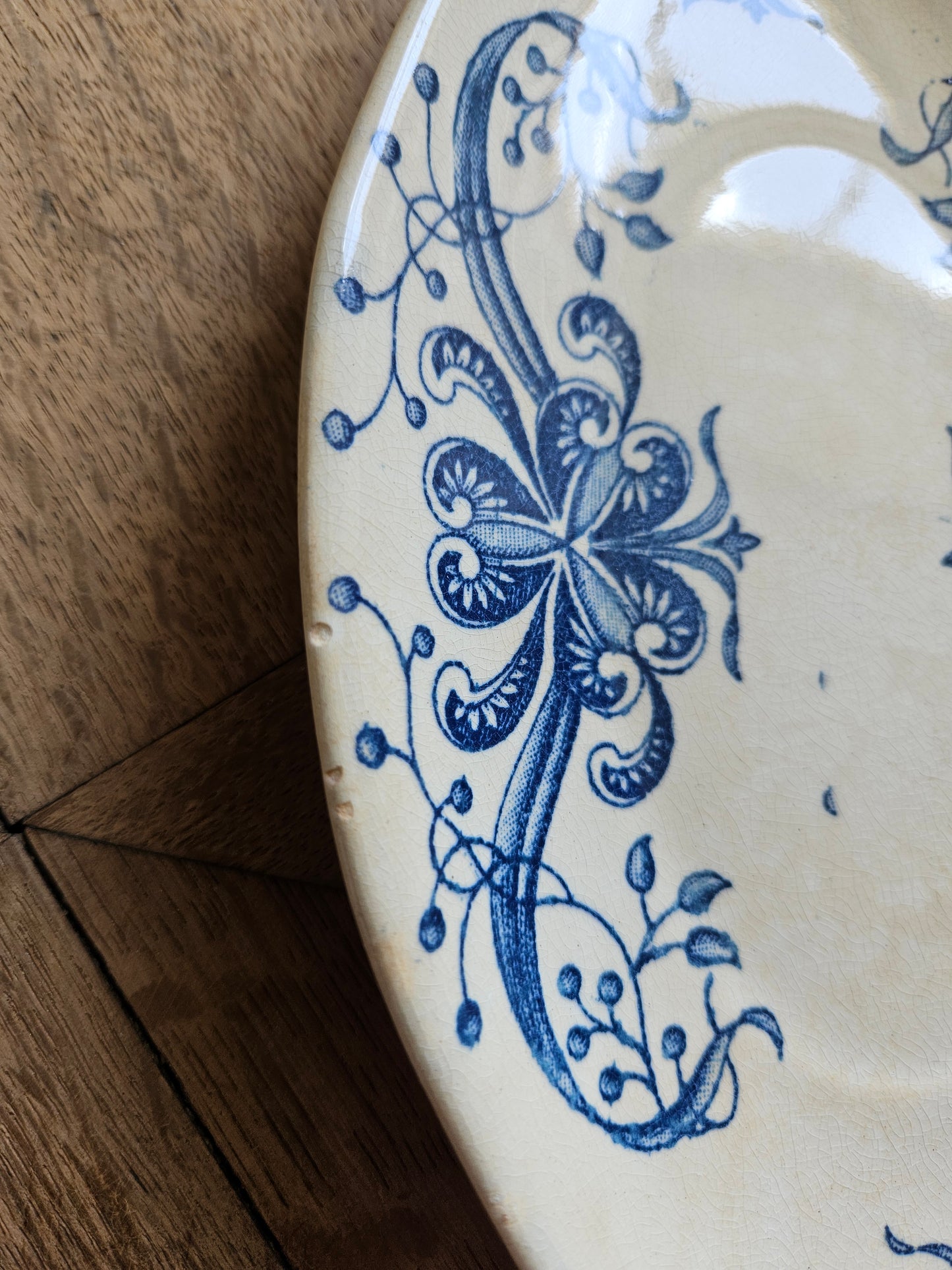 Égrenures discrètes sur ravier ancien en terre de fer