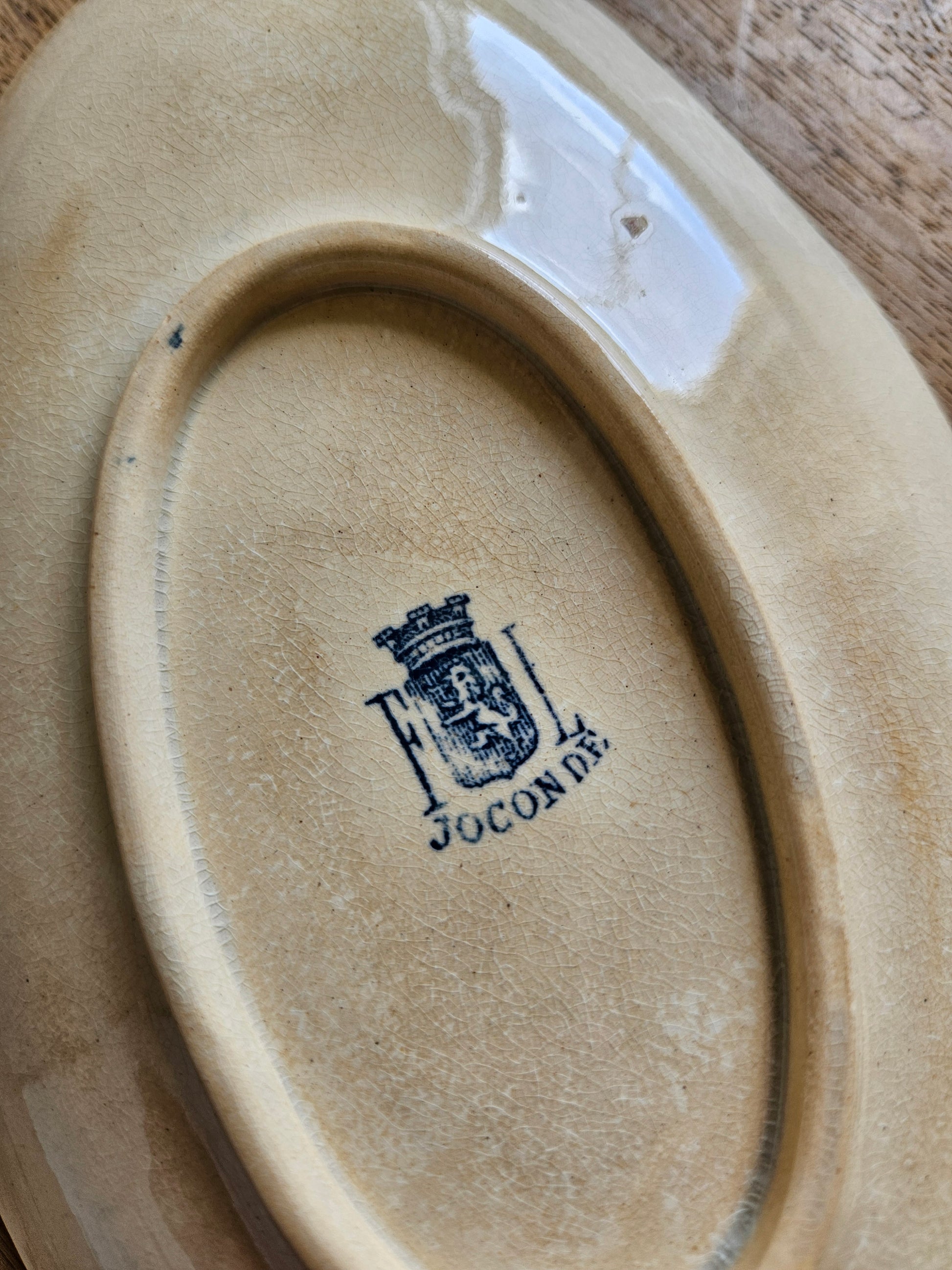 Estampille FL sur vaisselle ancienne pour Faïencerie de Lyon, modèle Joconde