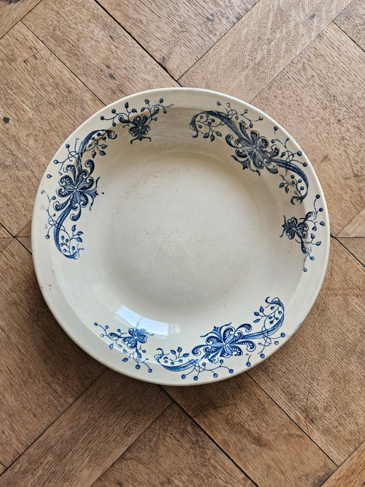 Plat creux ancien de la Faïencerie de Lyon, Joconde. Terre de fer au décor bleu et pâte ivoire.