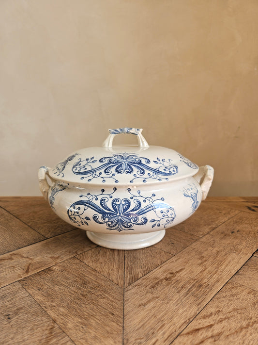 Rare légumier ancien de la Faïencerie de Lyon, modèle Joconde. Terre de fer au décor bleu.