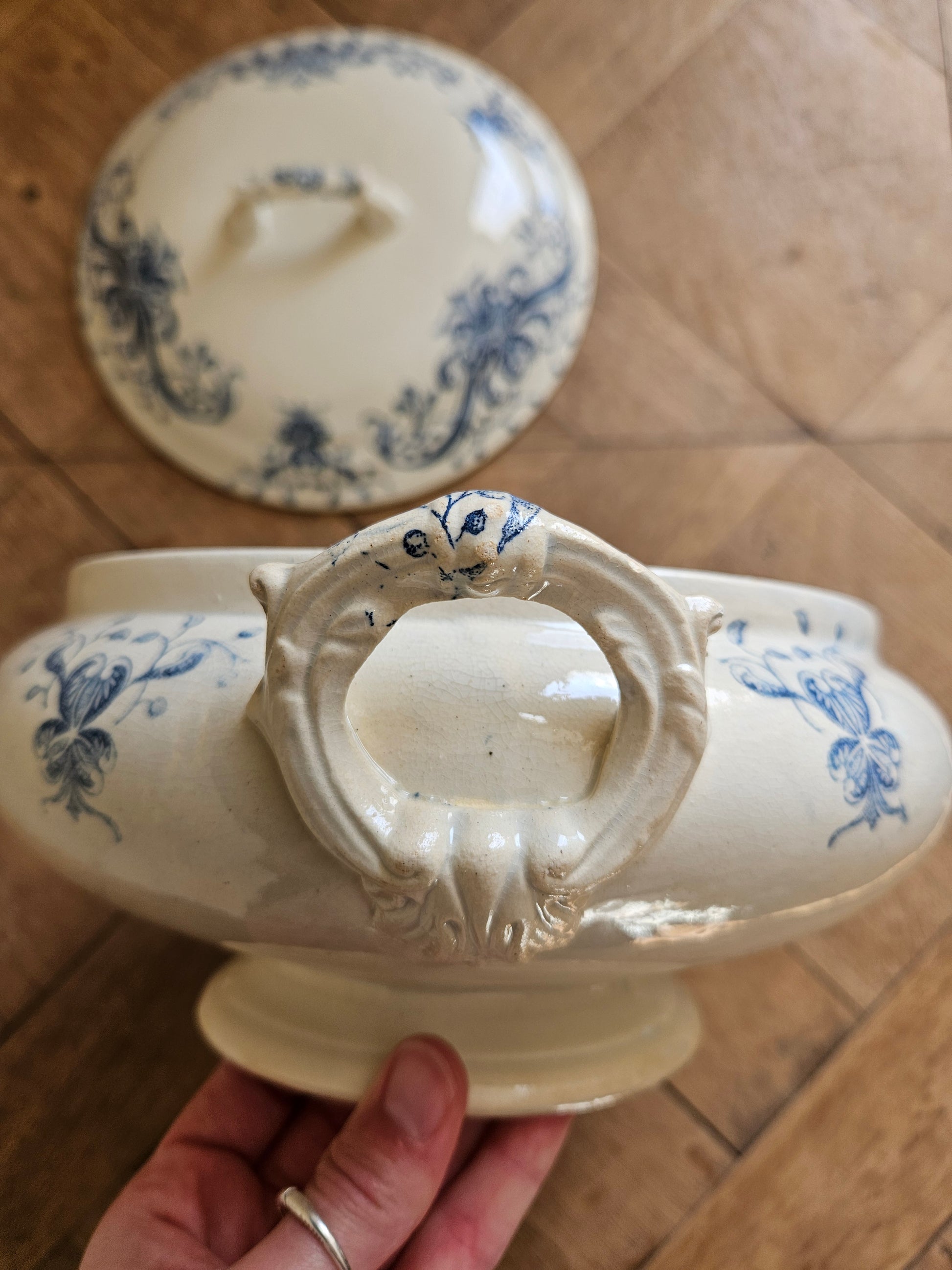 Belle poignée travaillée sur légumier ancien en terre de fer. Faïencerie de Lyon.