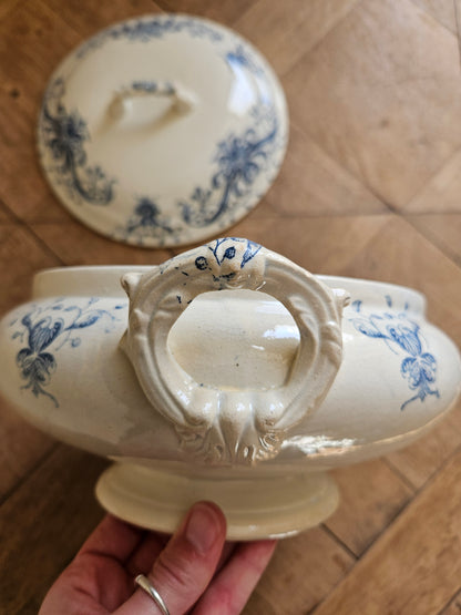 Belle poignée travaillée sur légumier ancien en terre de fer. Faïencerie de Lyon.