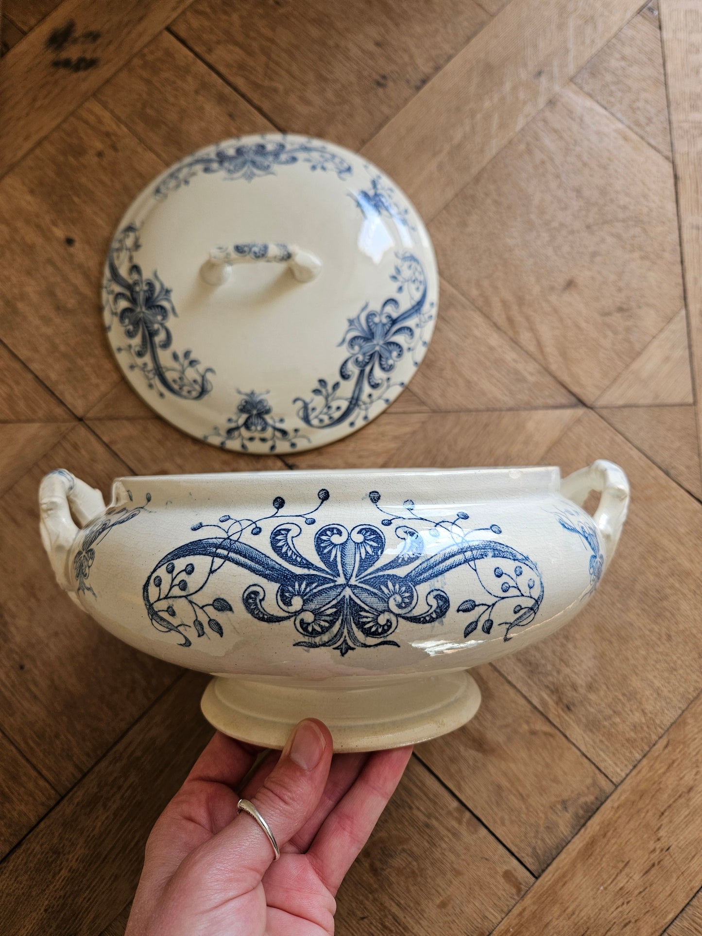 Décor bleu sur légumier ancien de la Faïencerie de Lyon, modèle Joconde
