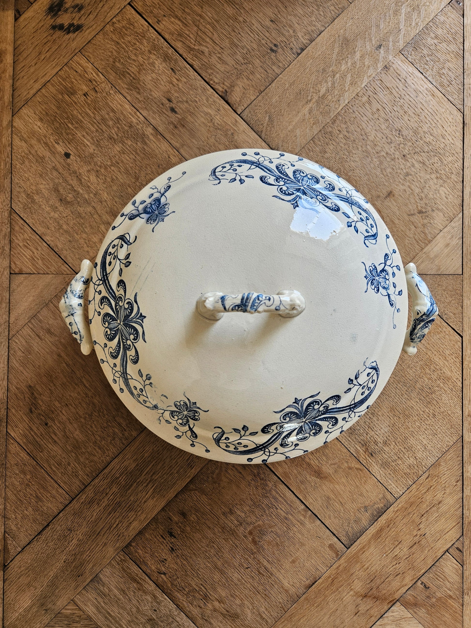 Couvercle de soupière ancienne Faïencerie de Lyon, Joconde