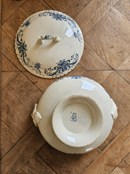 Soupière ancienne estampillée Faïencerie de Lyon, Joconde