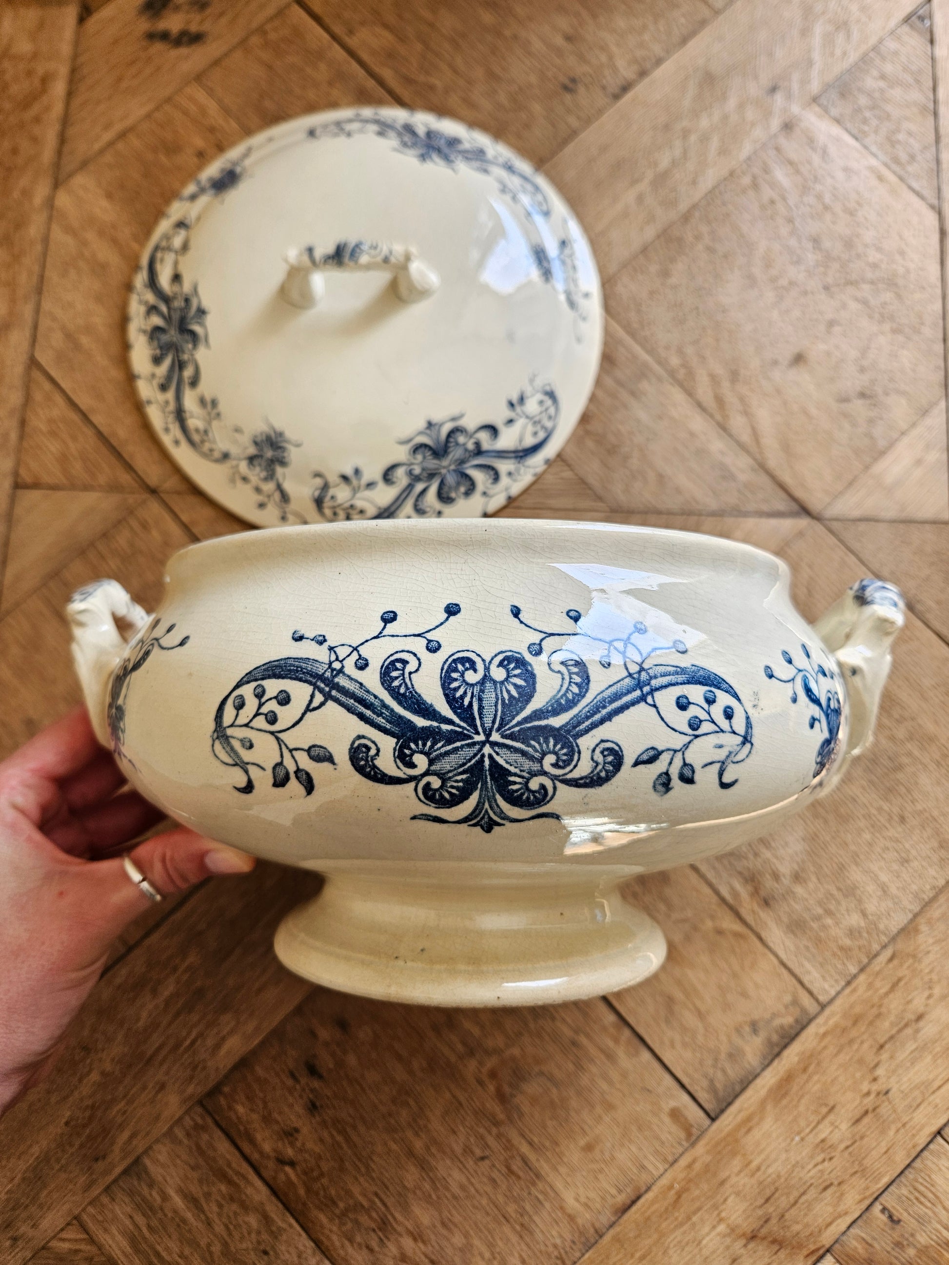 Soupière ancienne Faïencerie de Lyon, Joconde. Décor bleu. Terre de fer