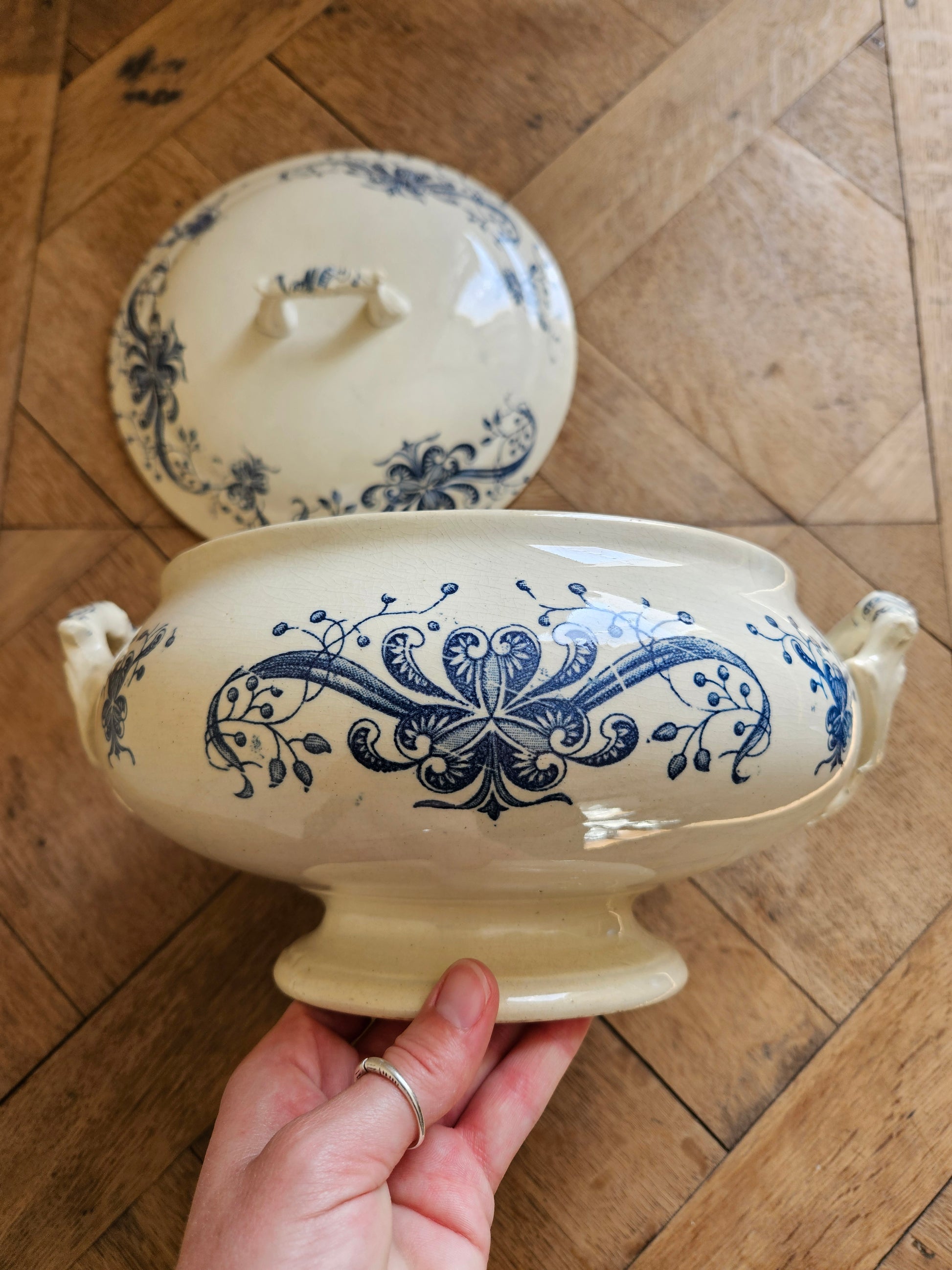 Soupière ancienne Faïencerie de Lyon, Joconde