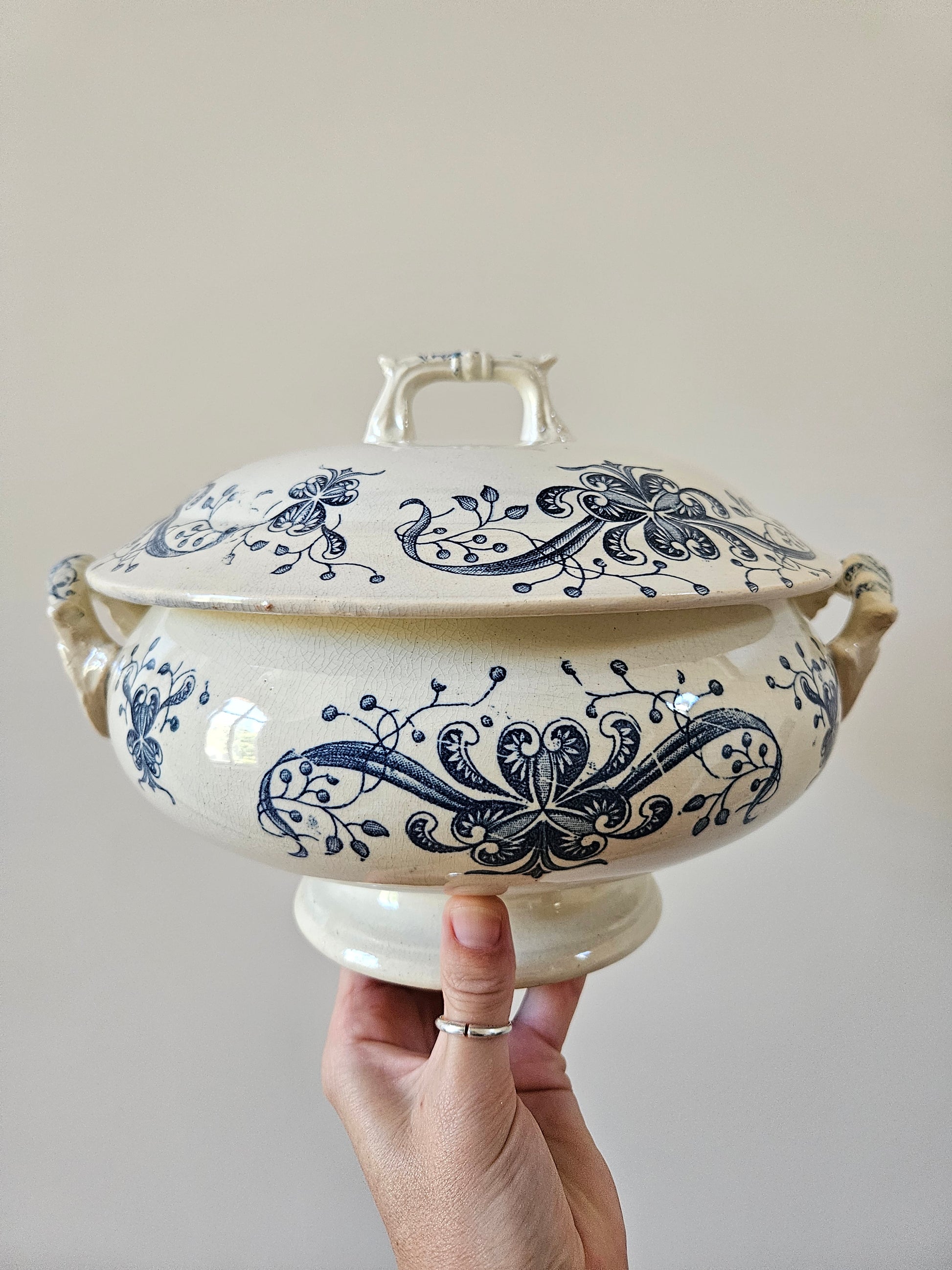 Rare soupière ancienne Faïencerie de Lyon, Joconde