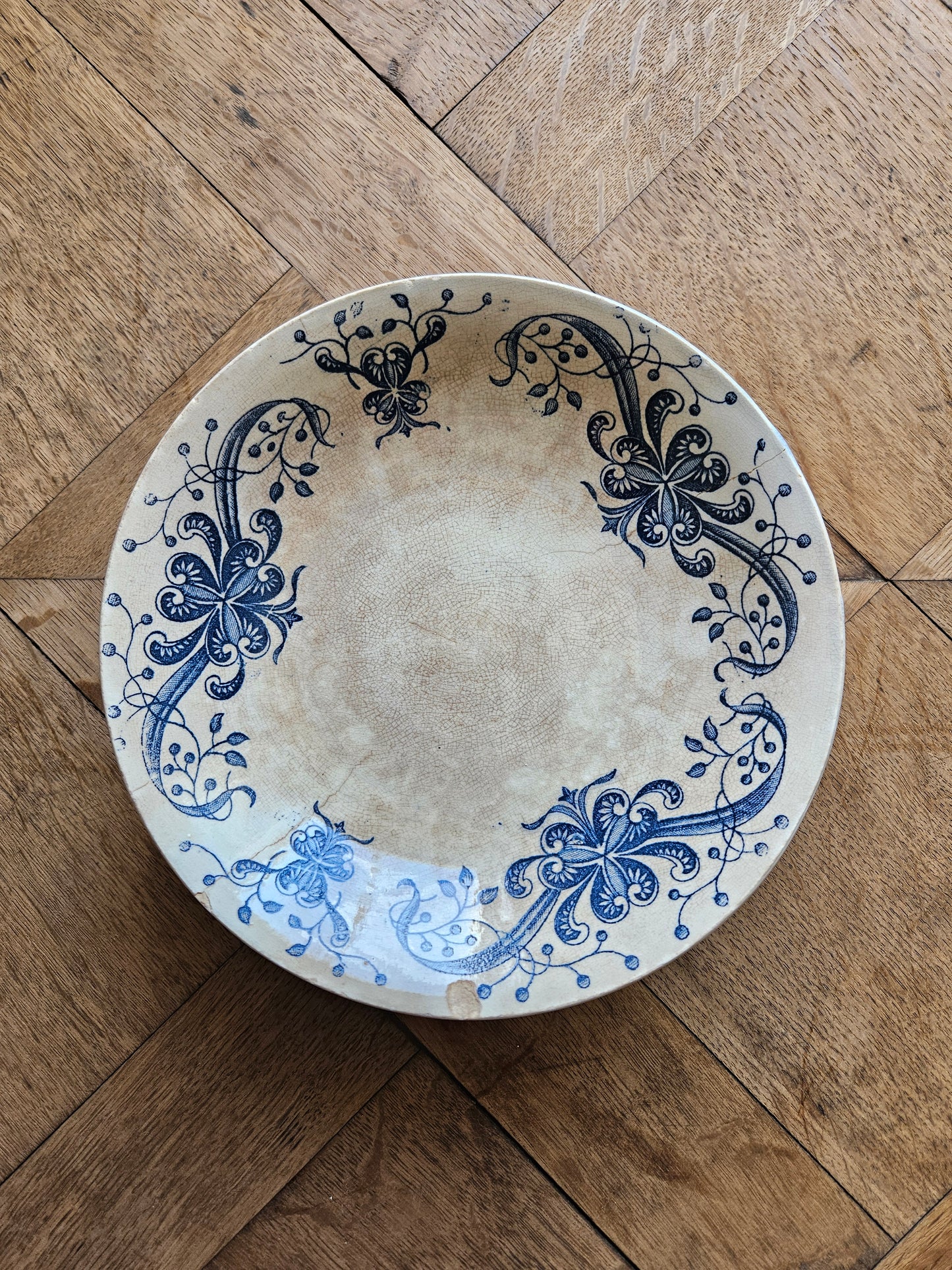 Compotier bas très ancien Faïencerie de Lyon, modèle Joconde. Patine et traces du temps. 