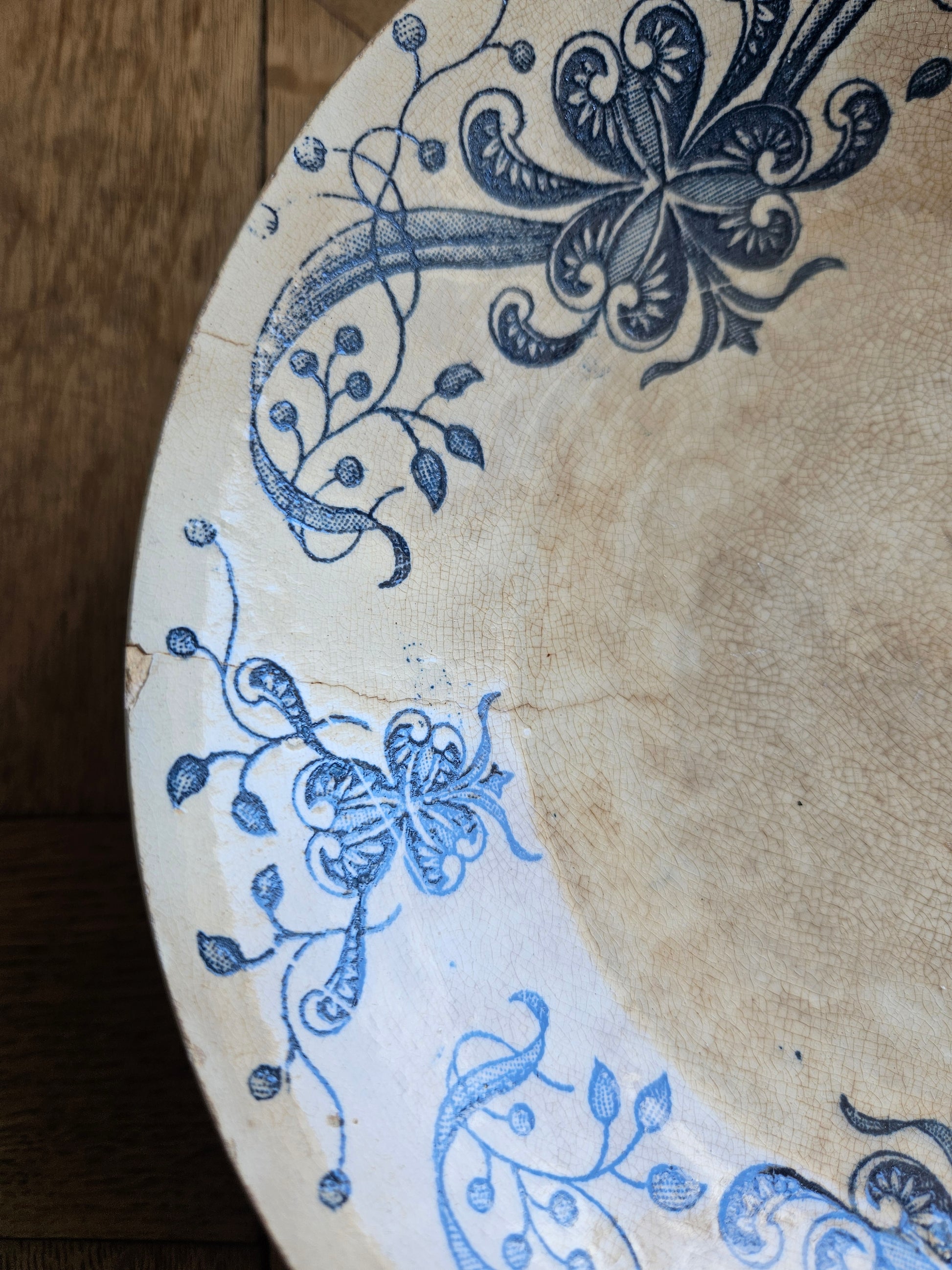 Fêle sur compotier très ancien en terre de fer