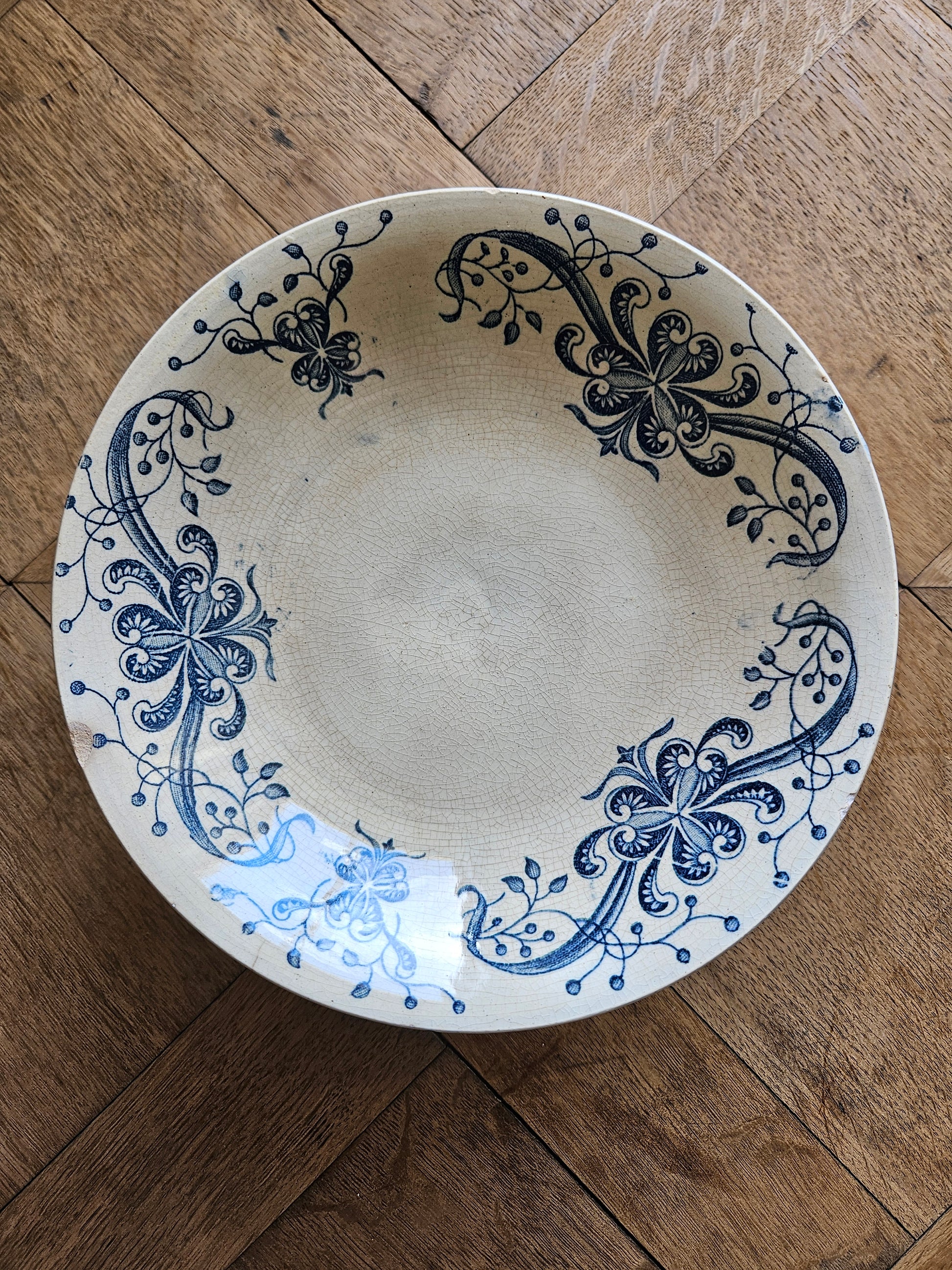 Charmante patine sur compotier ancien en terre de fer. Faïencerie de Lyon.