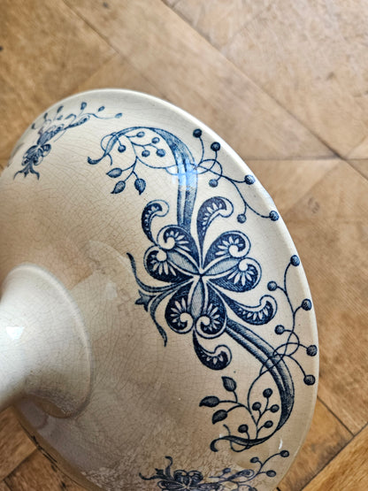 Décor bleu sur compotier ancien de la Faïencerie de Lyon, modèle Joconde. Vaisselle ancienne en terre de fer.