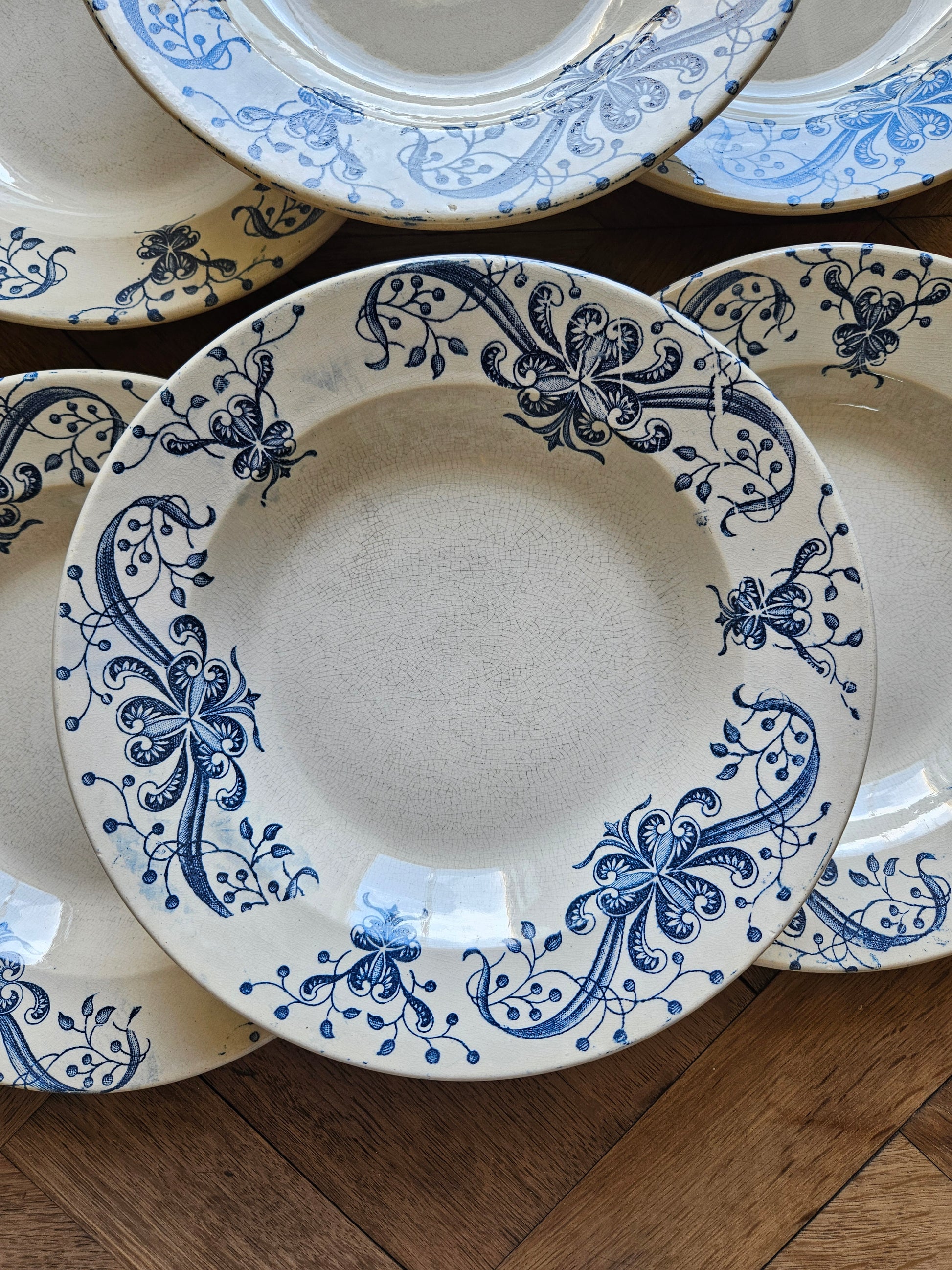 Assiettes creuses anciennes Faïencerie de Lyon, Joconde. Patine du temps