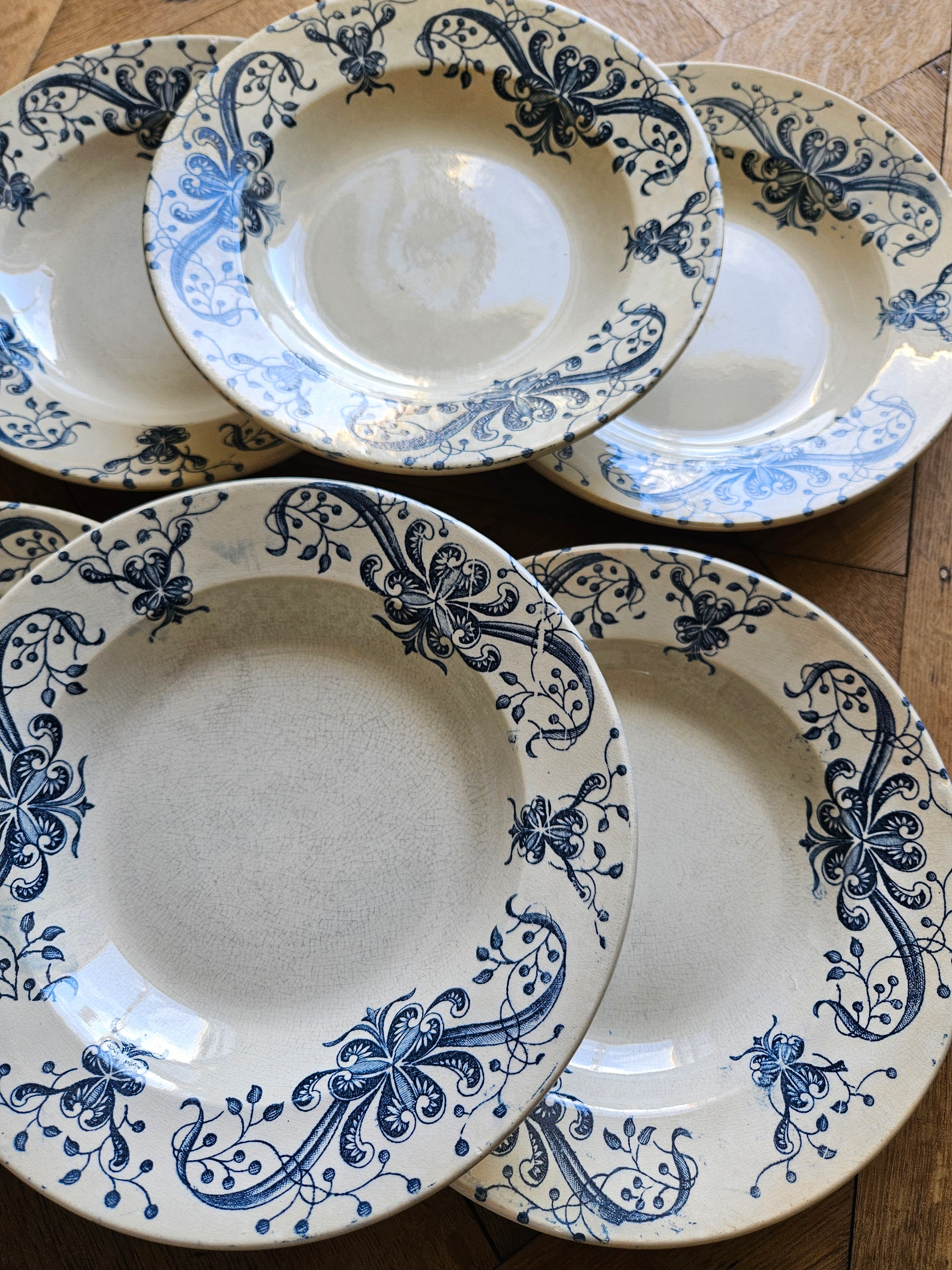 Assiettes creuses anciennes en terre de fer, de la Faïencerie de Lyon, modèle Joconde