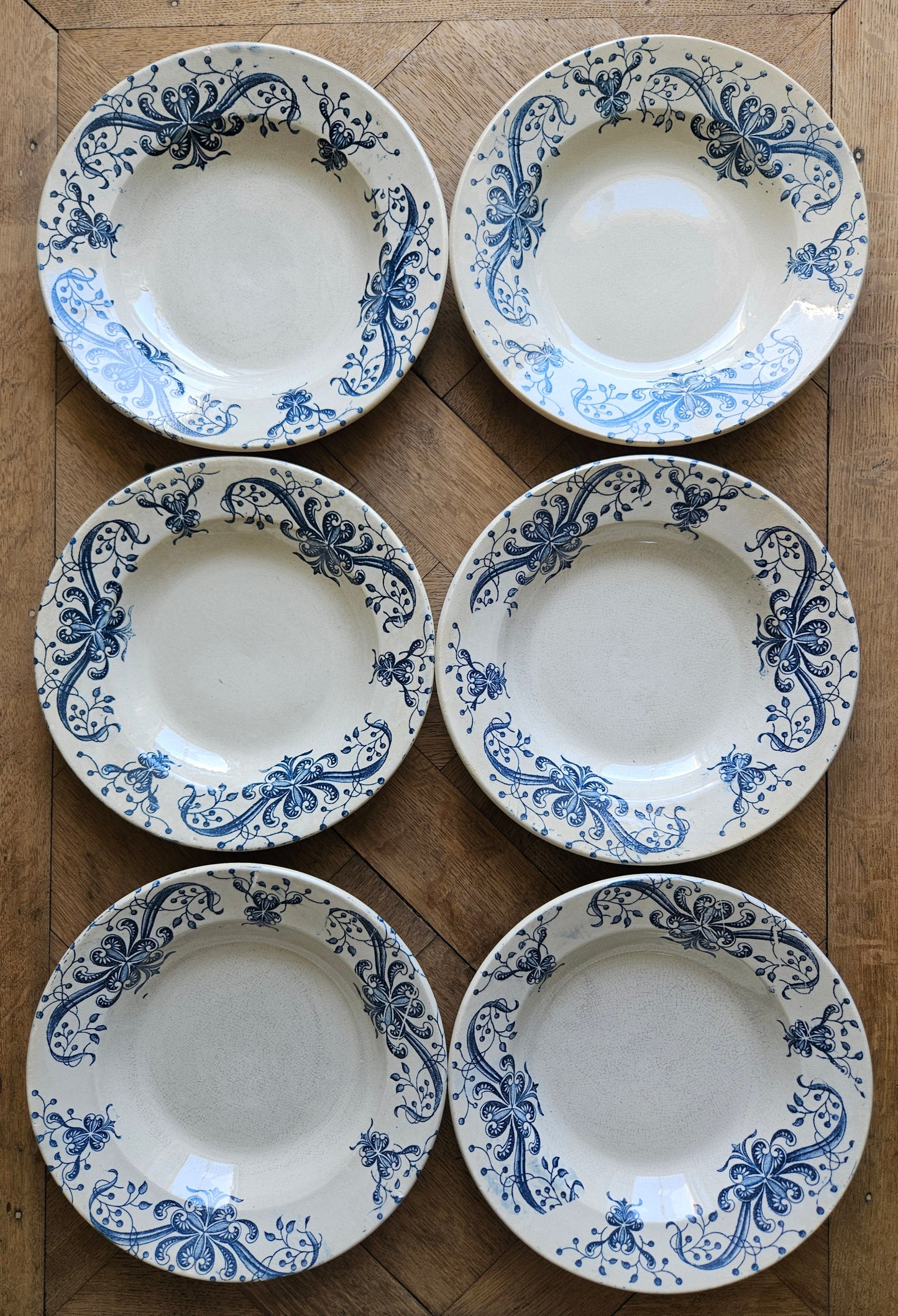 Lot de 6 assiettes creuses anciennes en terre de fer, Faïencerie de Lyon, modèle Joconde