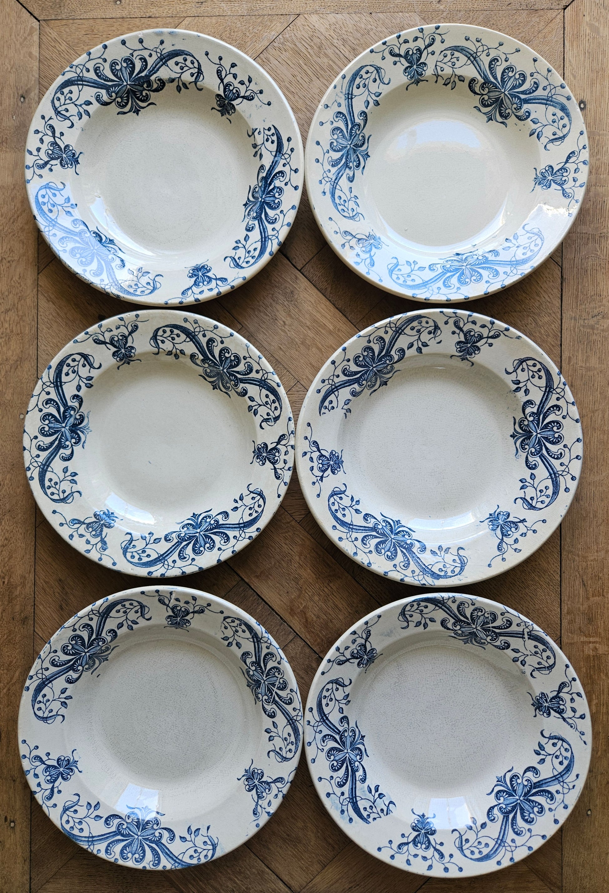 Lot de 6 assiettes creuses anciennes en terre de fer, Faïencerie de Lyon, modèle Joconde