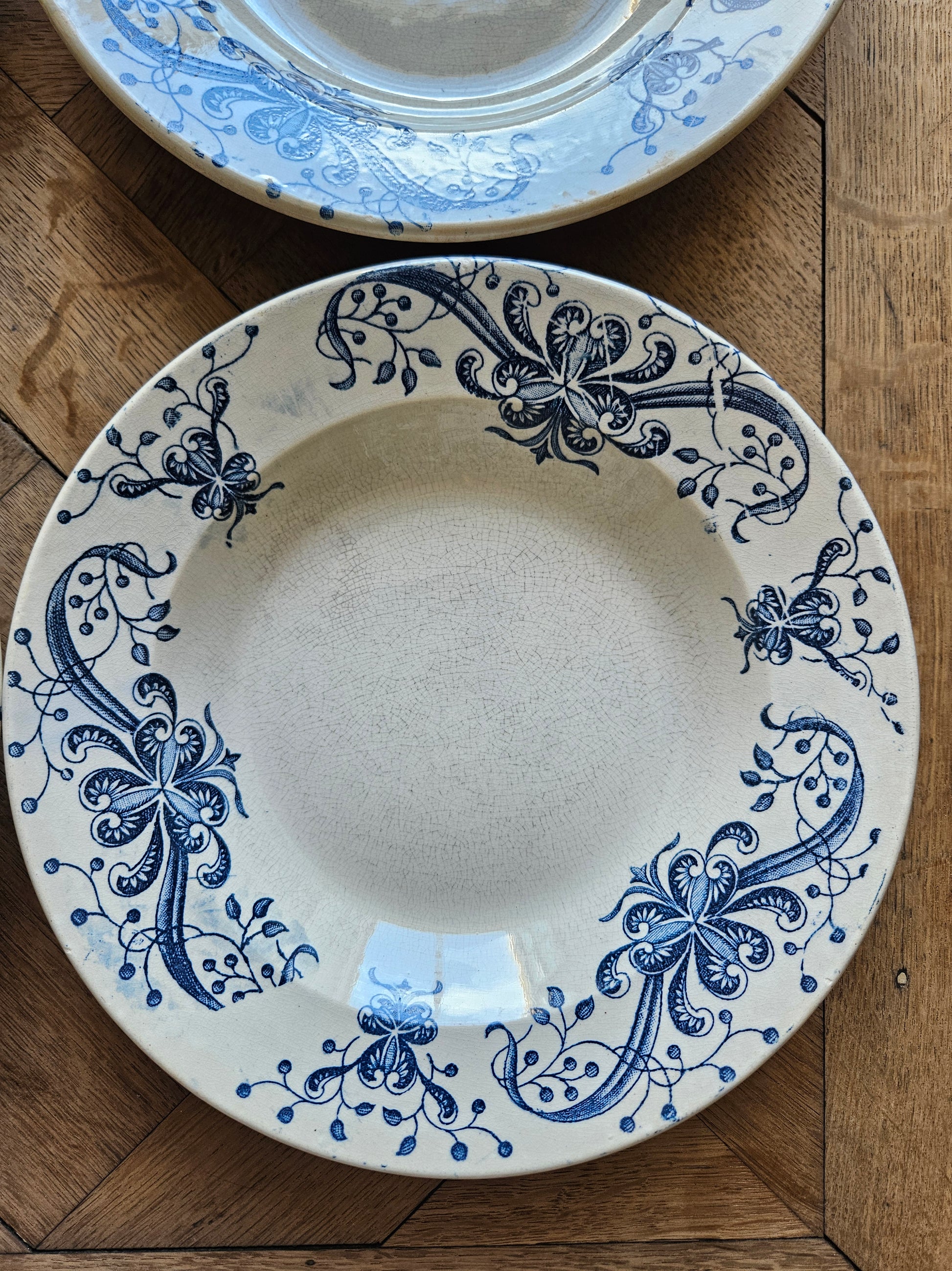 Assiette creuse ancienne patinée de la Faïencerie de Lyon, Joconde
