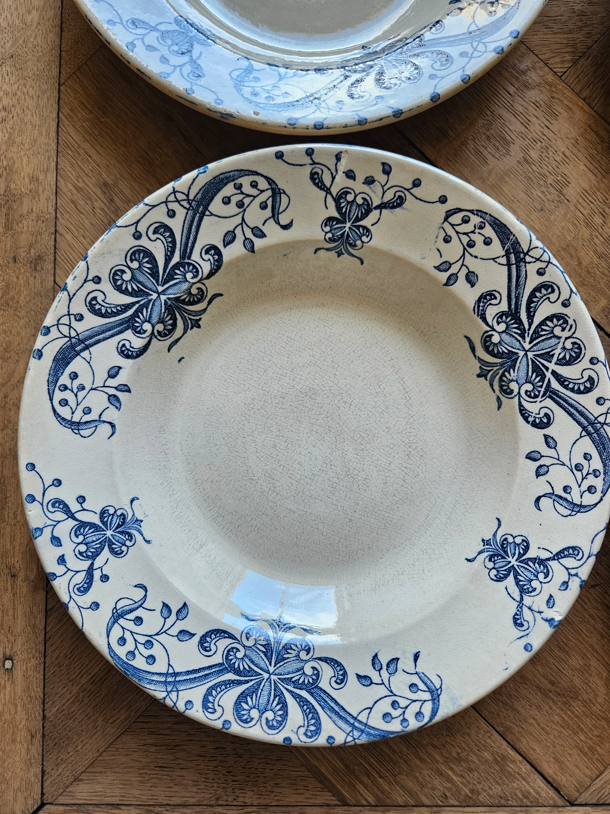 Assiette creuse ancienne patinée de la Faïencerie de Lyon, Joconde