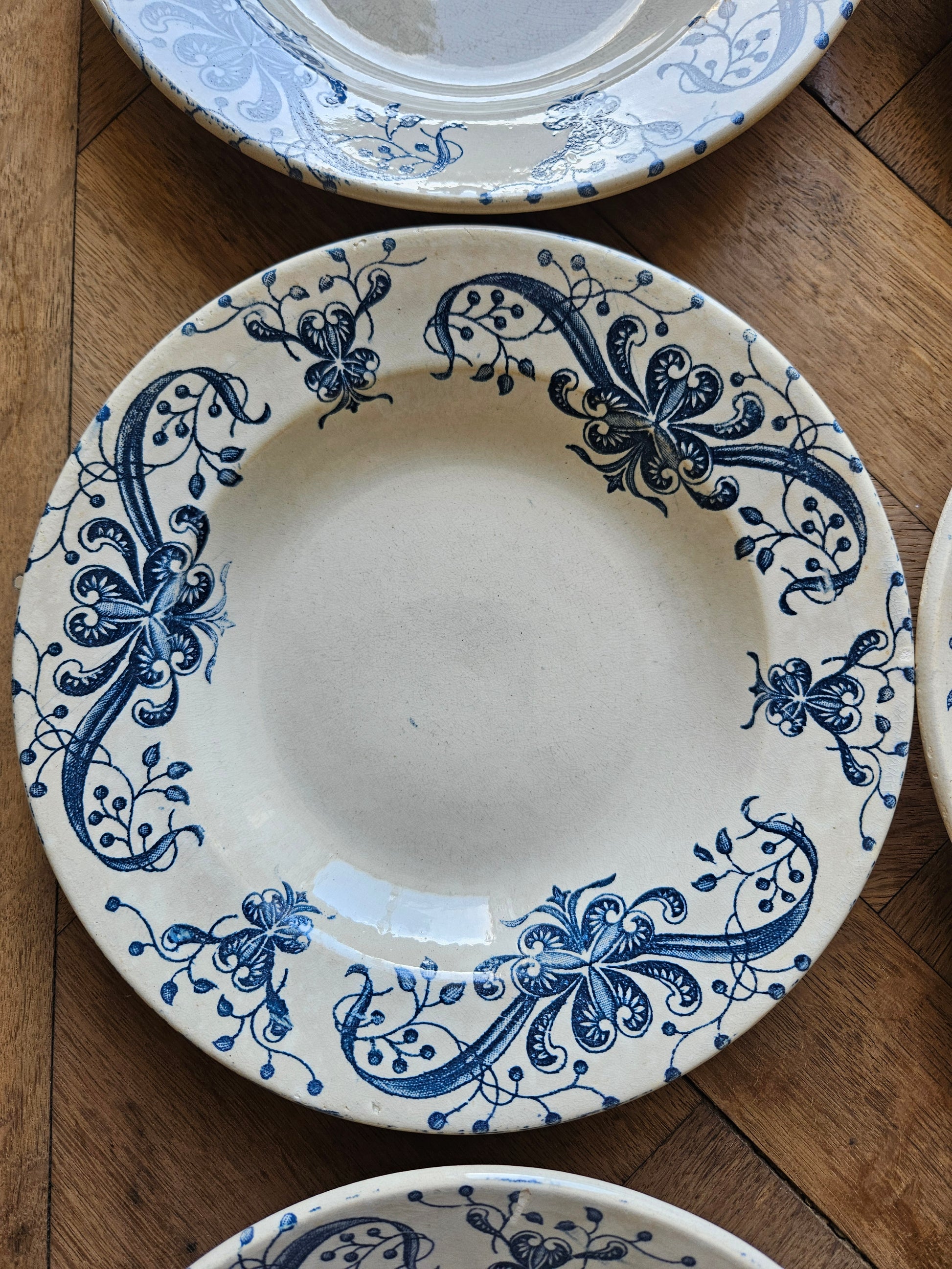Assiette creuse ancienne patinée de la Faïencerie de Lyon, Joconde