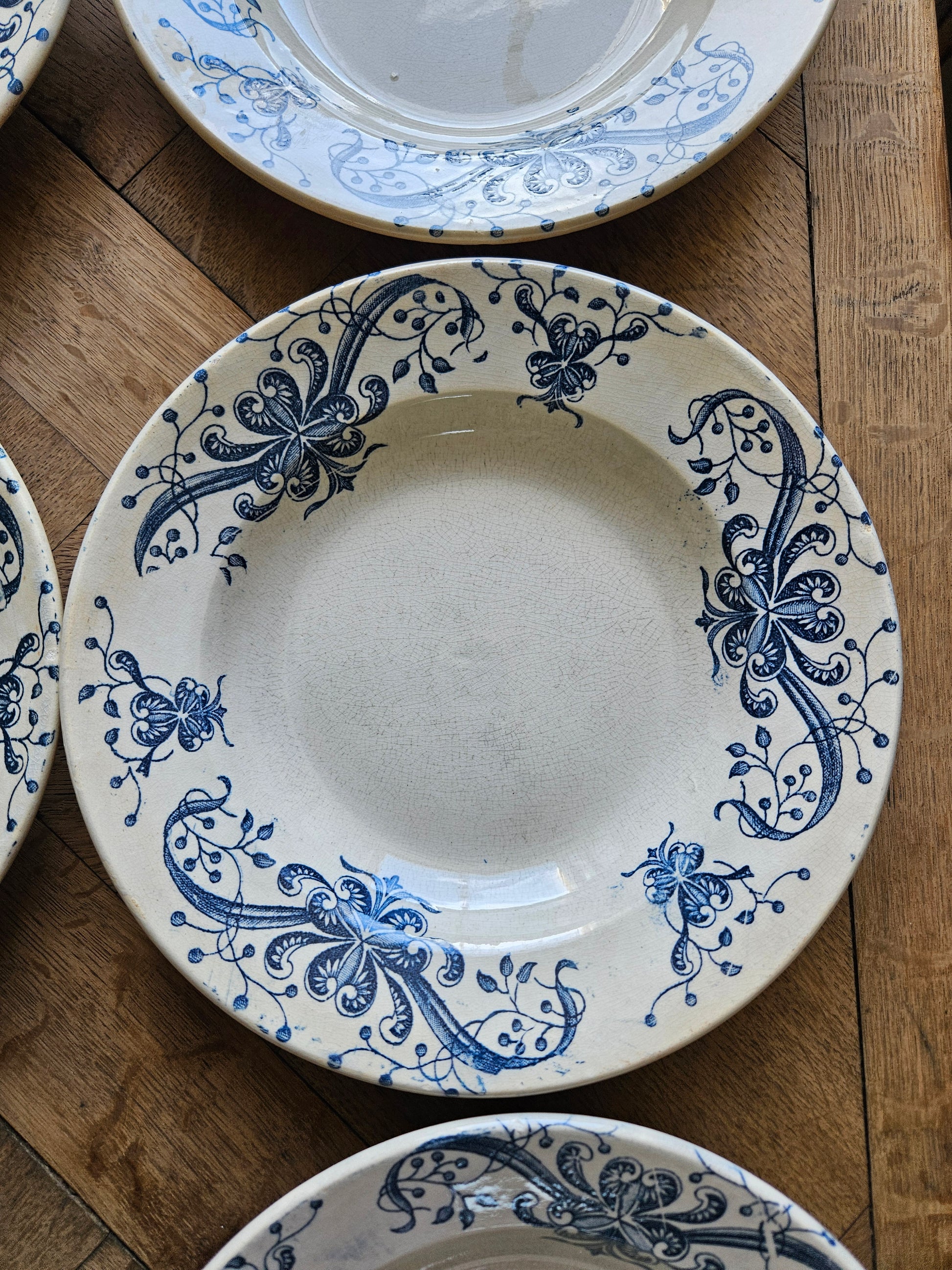Assiette creuse ancienne patinée de la Faïencerie de Lyon, Joconde
