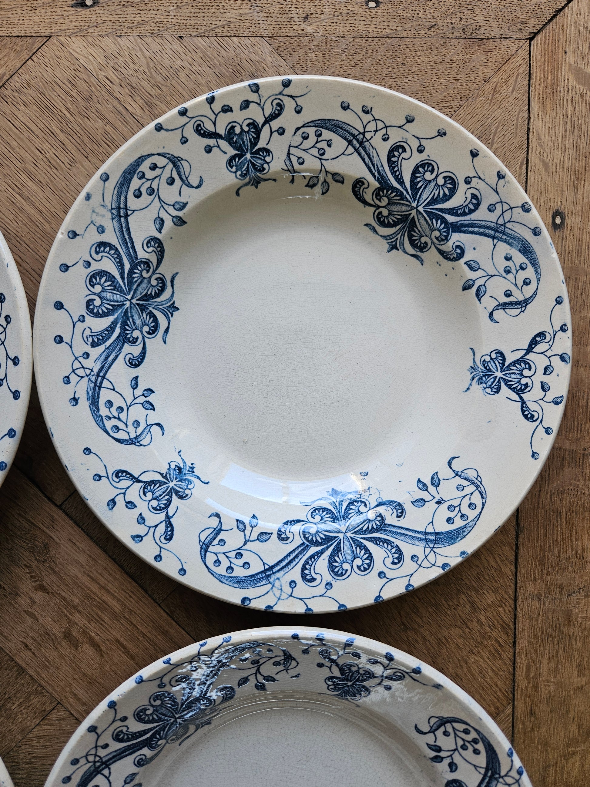 Assiette creuse ancienne patinée de la Faïencerie de Lyon, Joconde