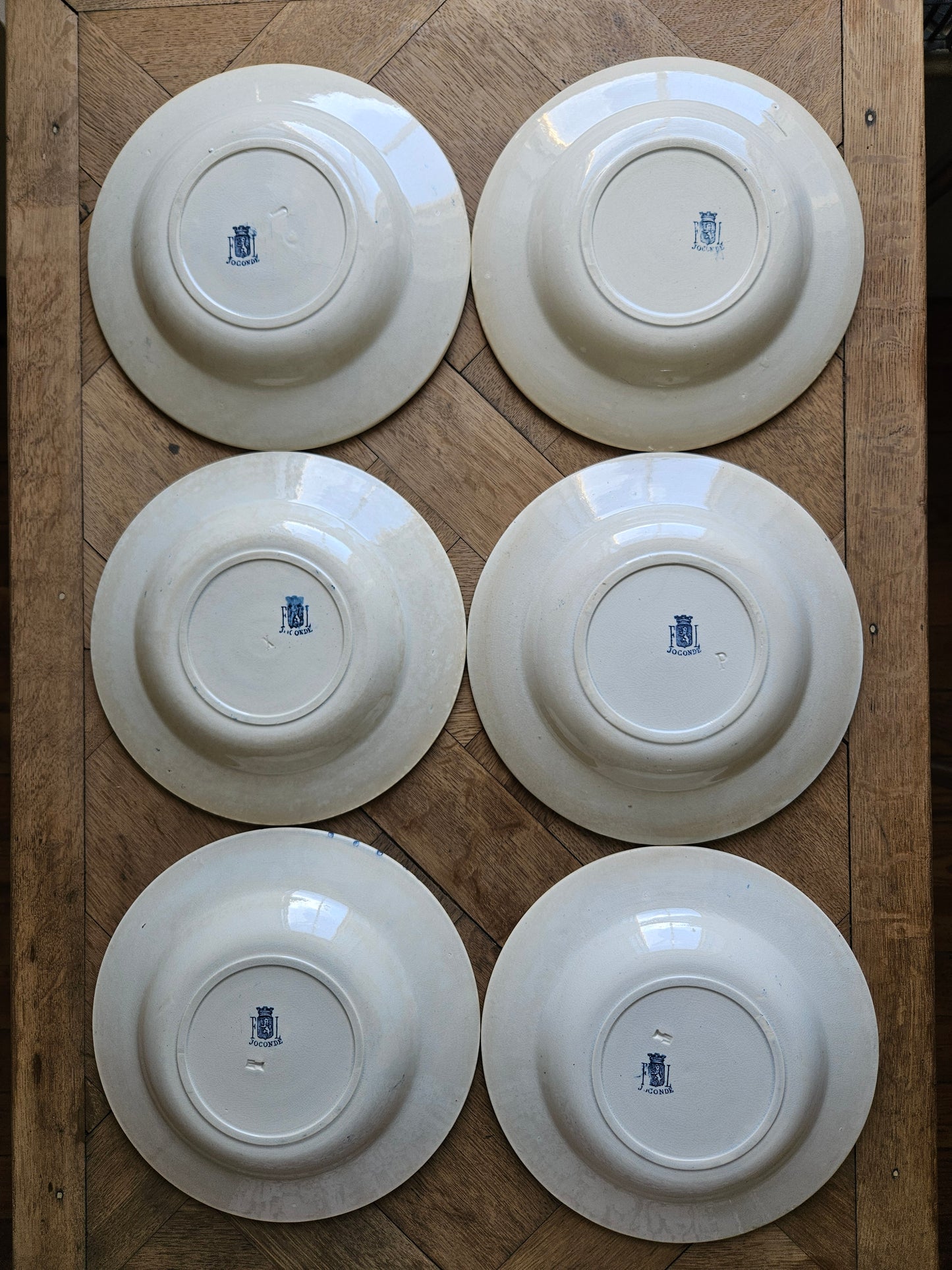 Dessous d’assiettes creuses anciennes en terre de fer de la Faïencerie de Lyon 