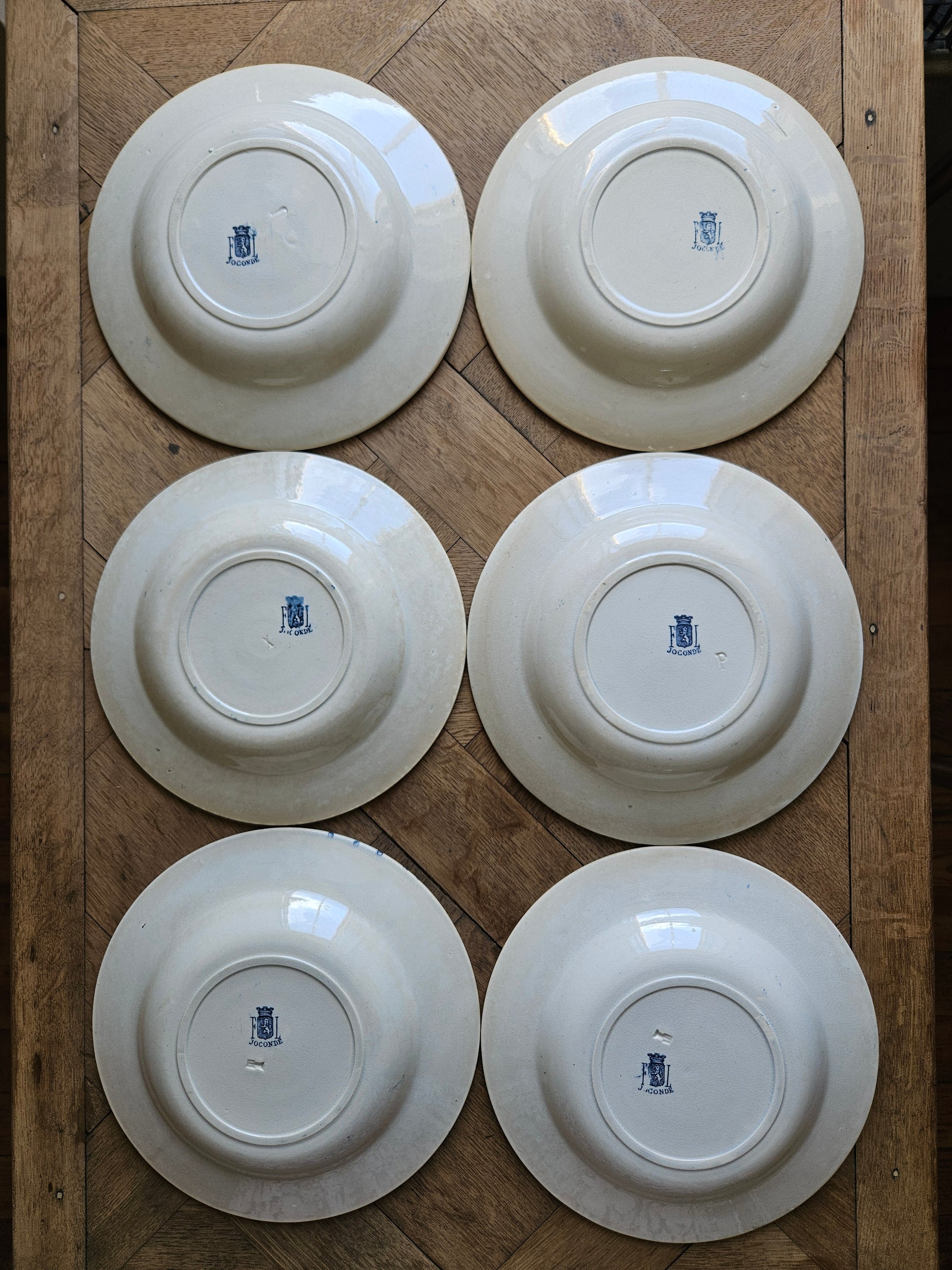 Dessous d’assiettes creuses anciennes en terre de fer de la Faïencerie de Lyon 