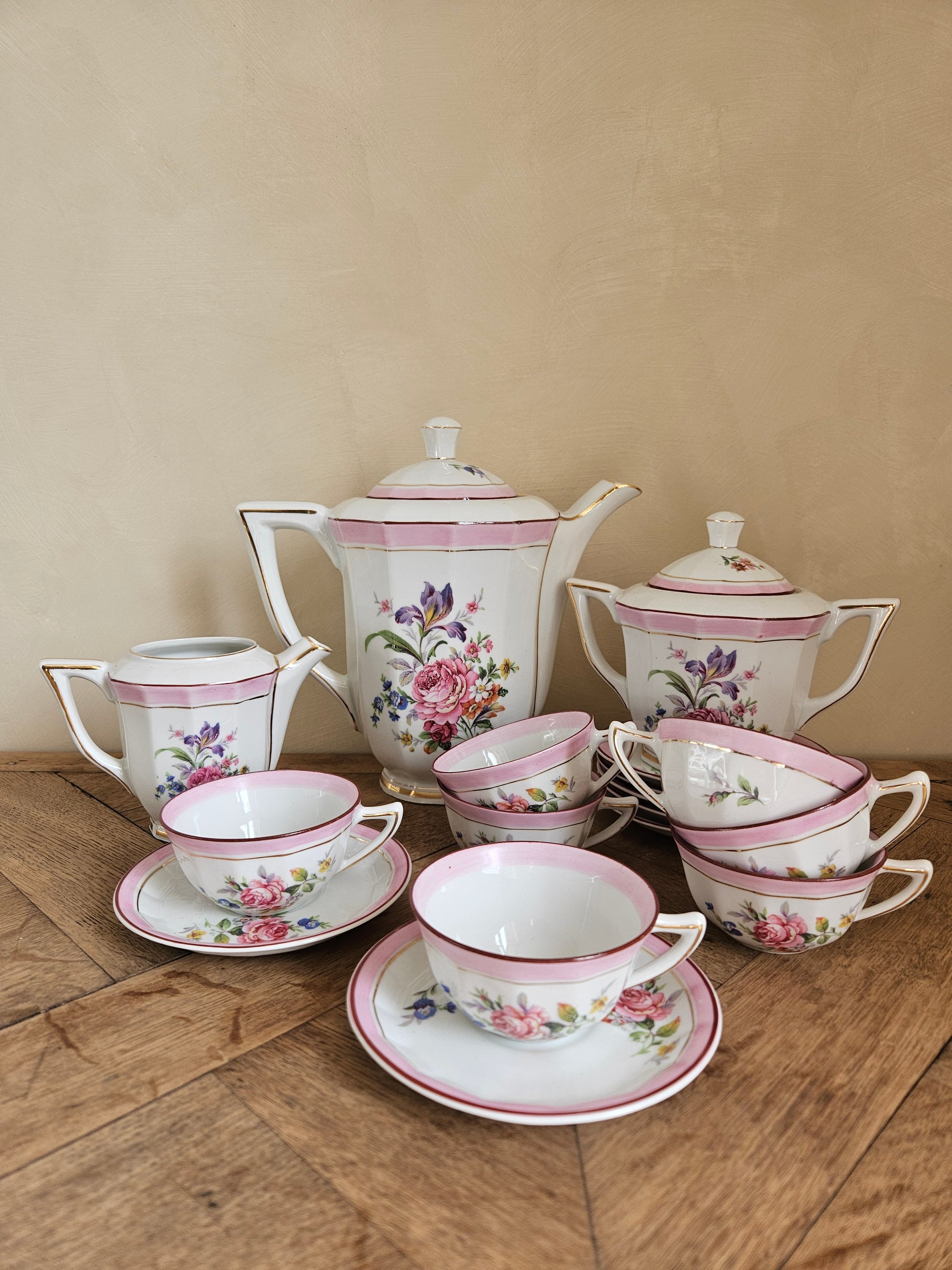 Service à café vintage en porcelaine style shabby chic. Décor fleuri et rose.