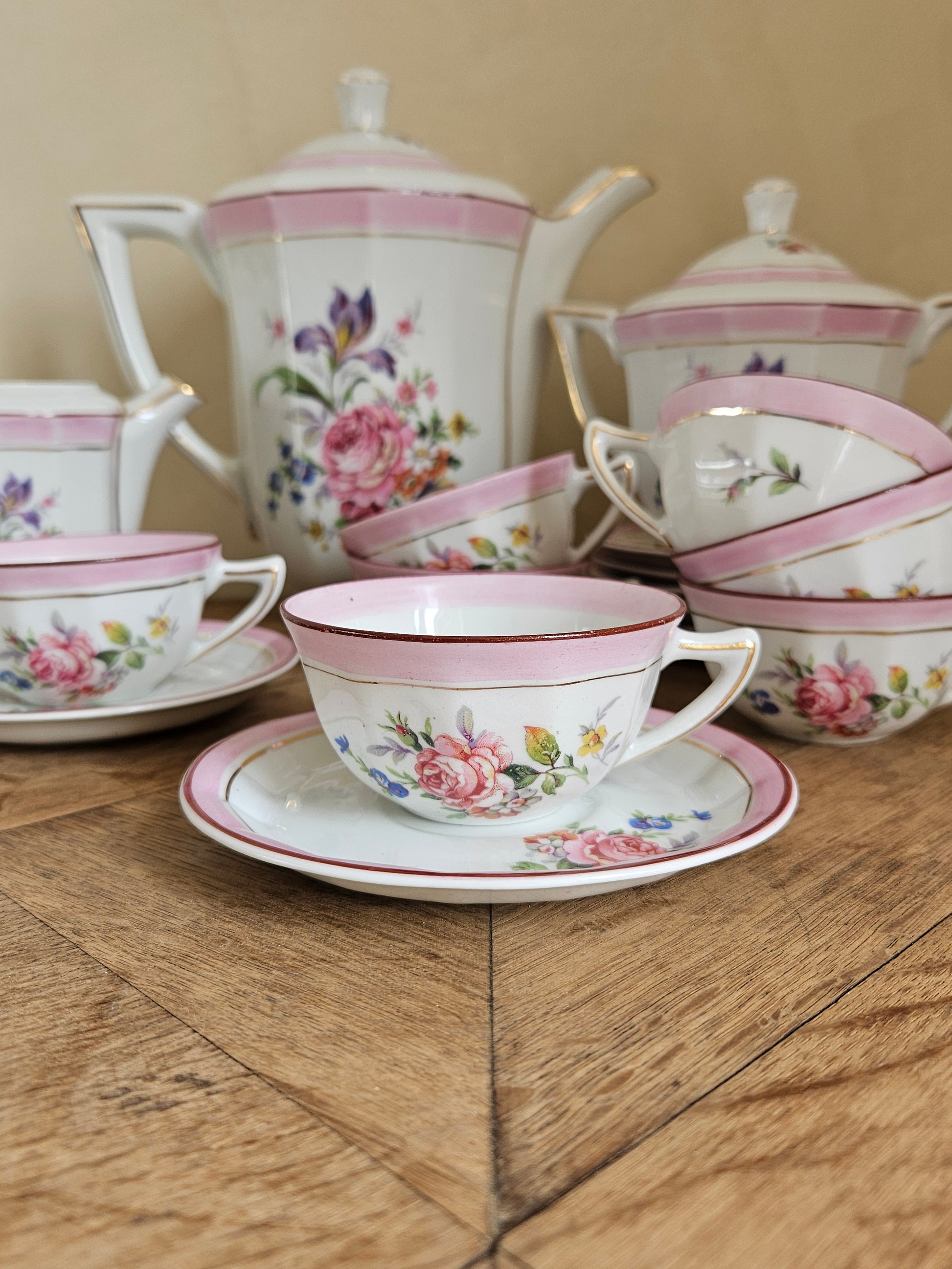 Tasse vintage en porcelaine. Décor fleuri et rose, shabby chic.