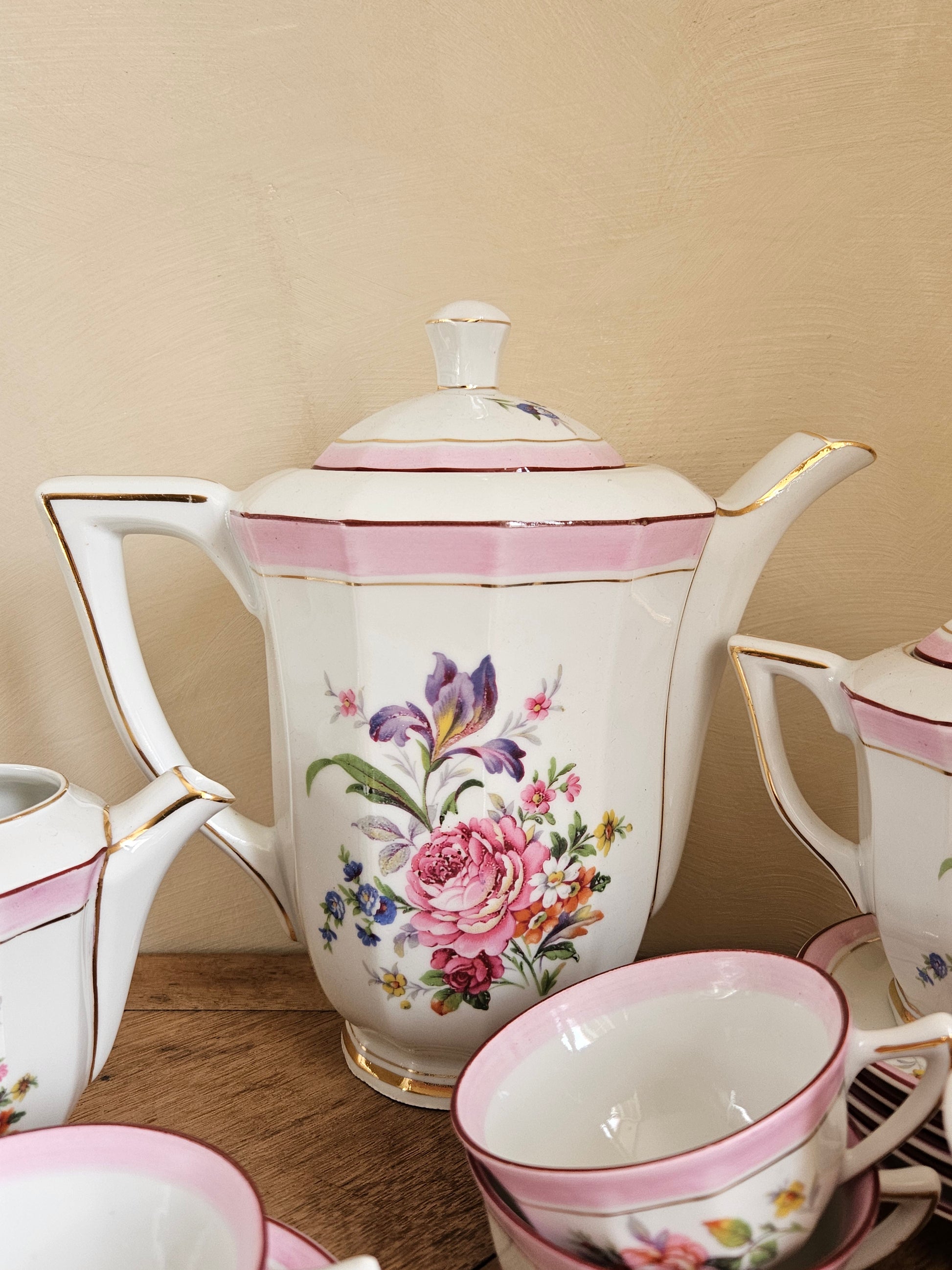 Théière vintage en porcelaine au décor shabby chic.