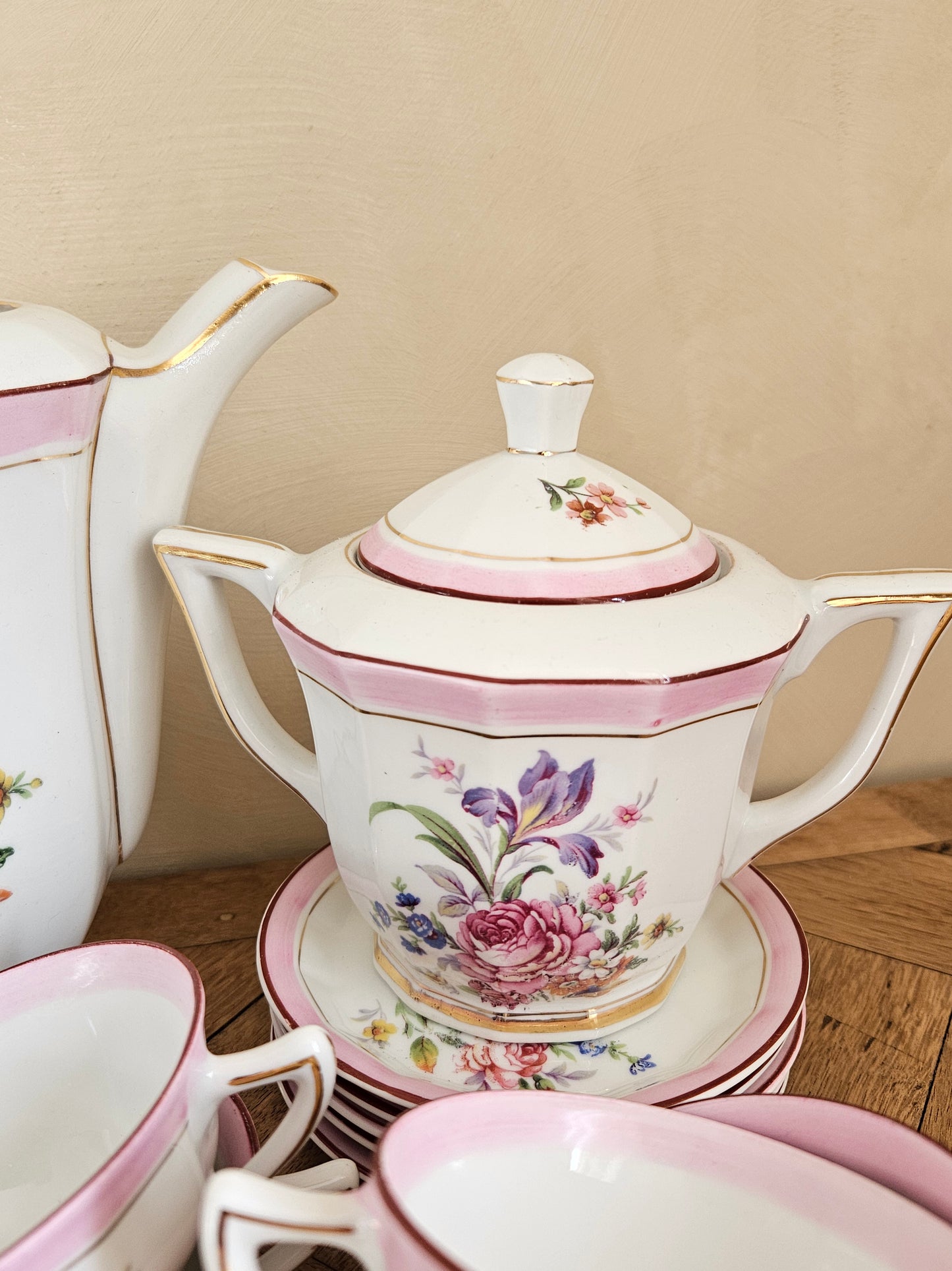 Sucrier vintage en porcelaine style shabby chic. Décor fleuri et rose.