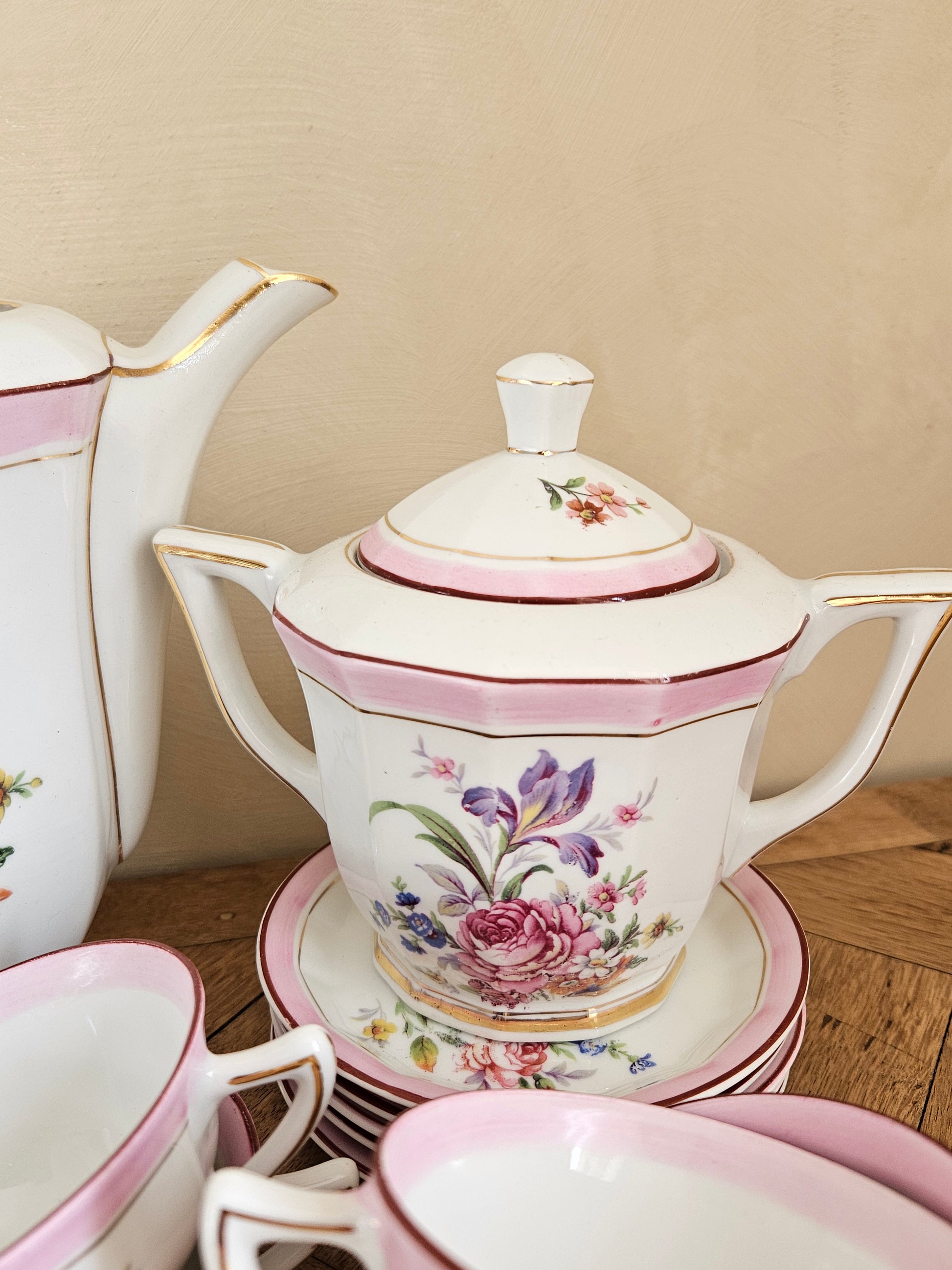 Sucrier vintage en porcelaine style shabby chic. Décor fleuri et rose.