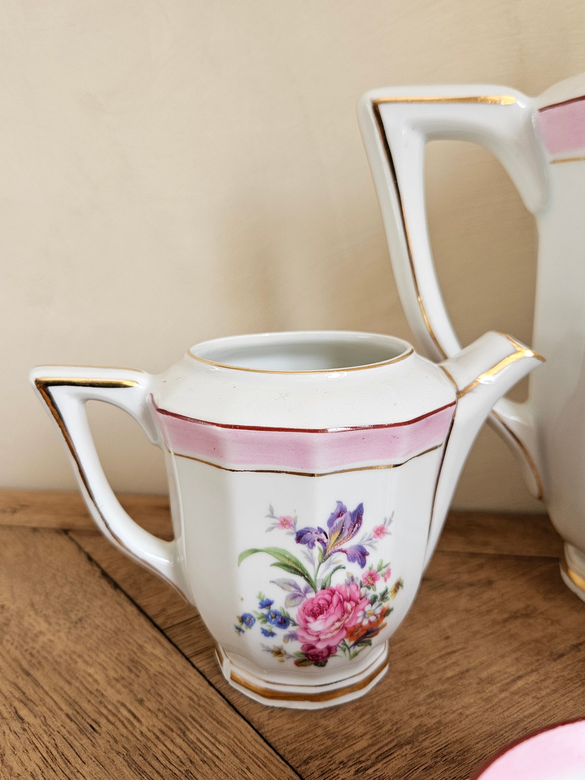 Pot à lait vintage en porcelaine style shabby chic. Décor fleuri et rose.