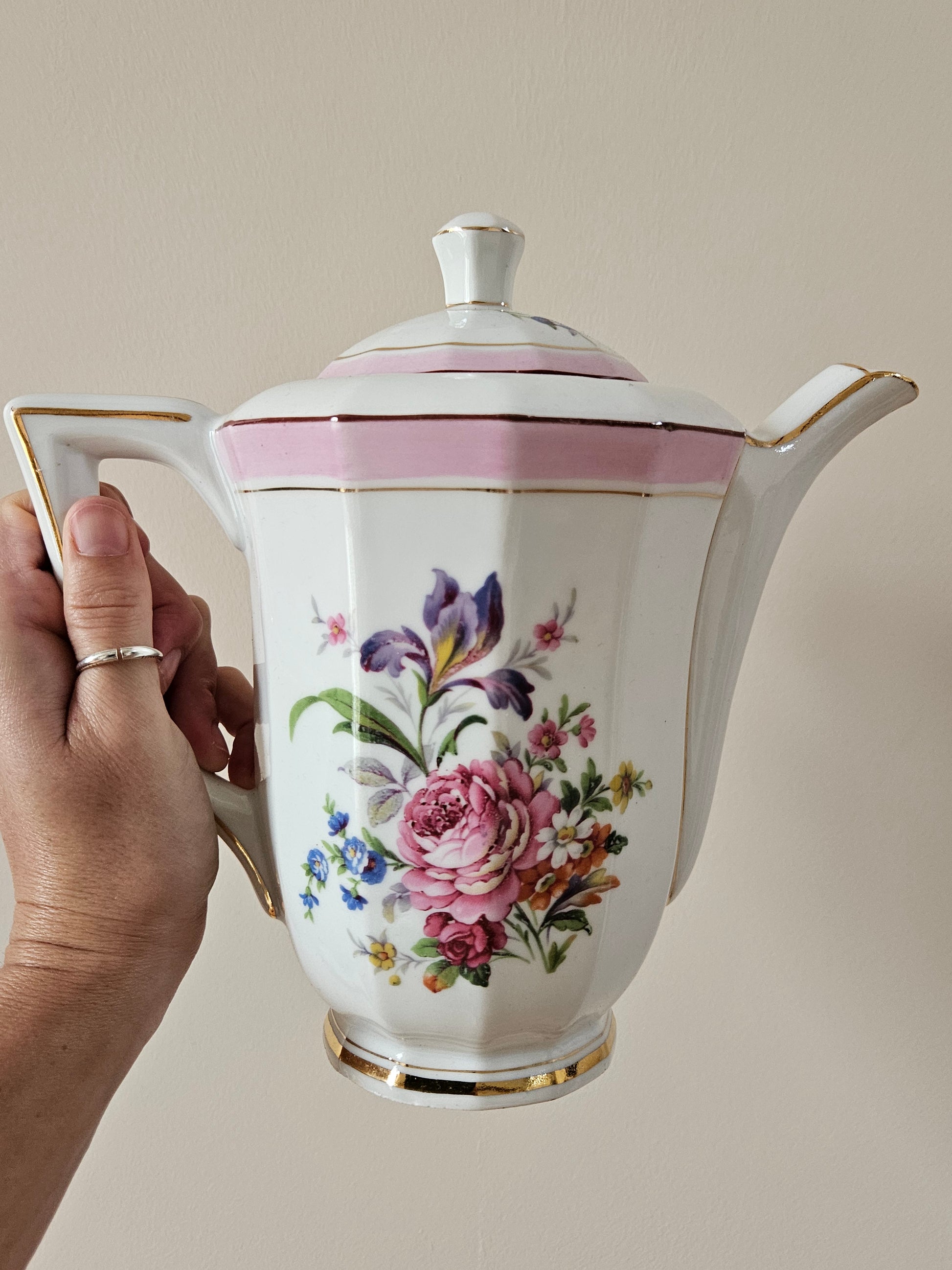 Théière ancienne en porcelaine. 