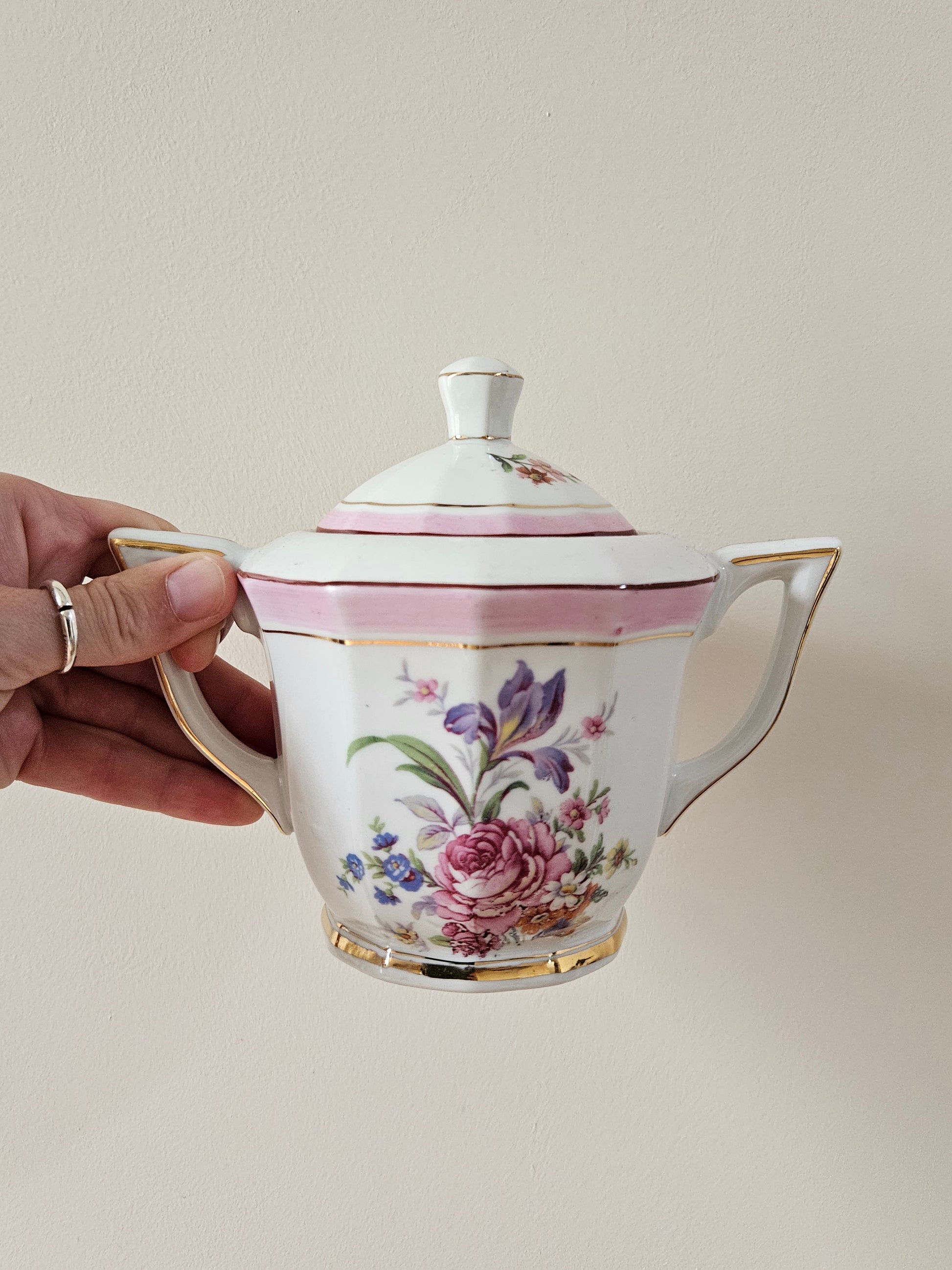 Sucrier ancien en porcelaine. Décor shabby chic rose.