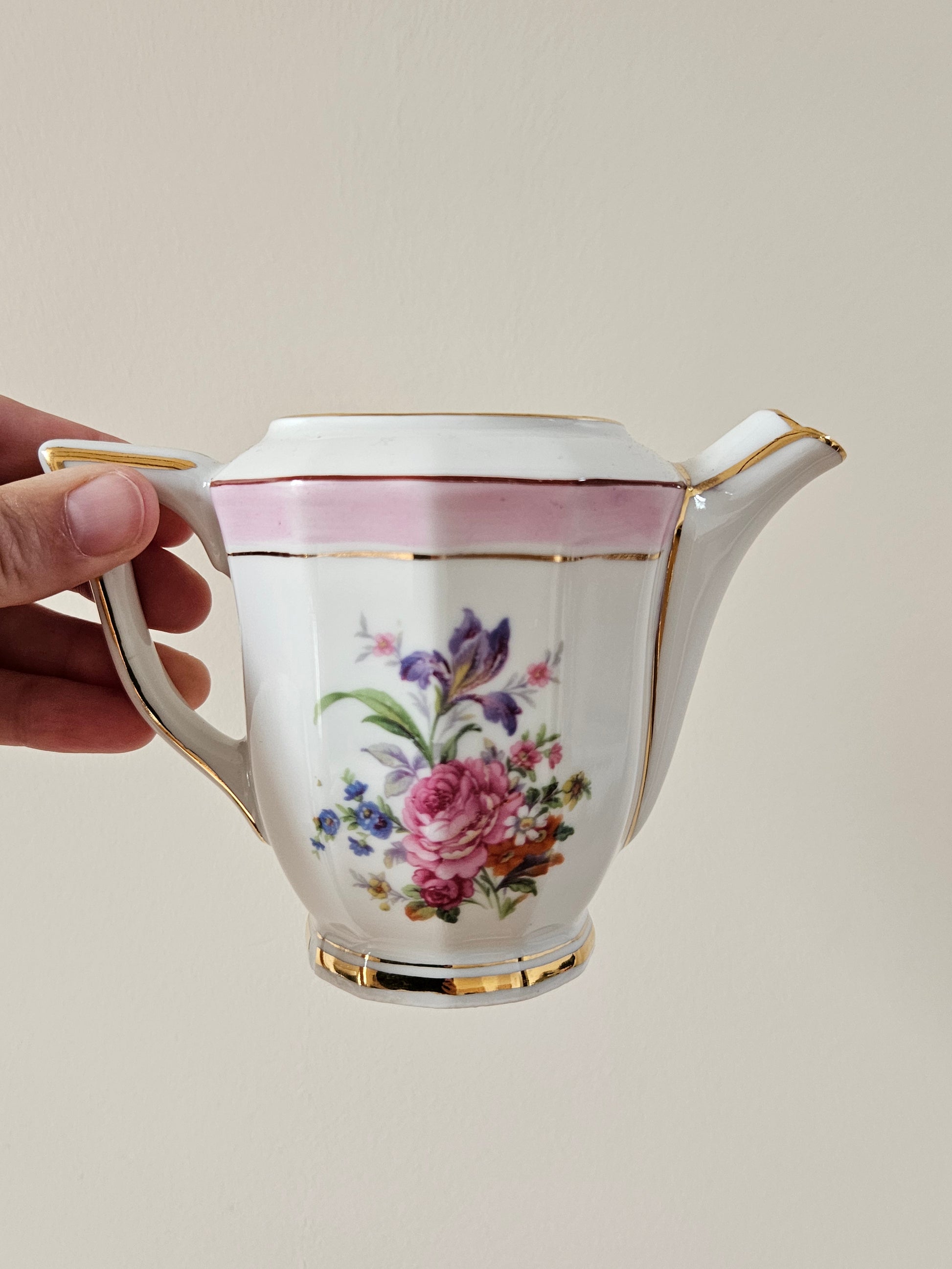 Pot à lait ancien en porcelaine. 