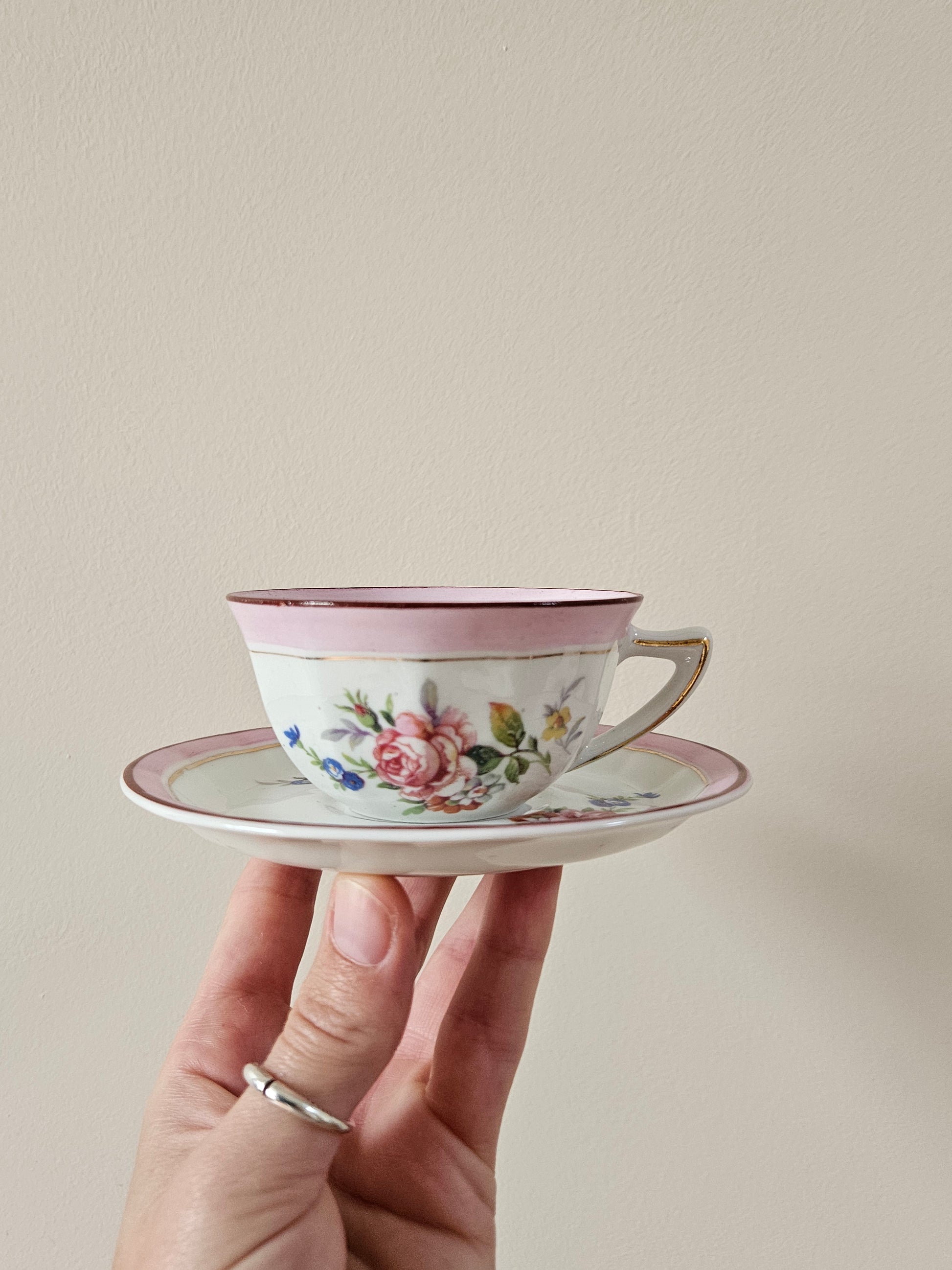Tasse et sous-tasse anciens en porcelaine