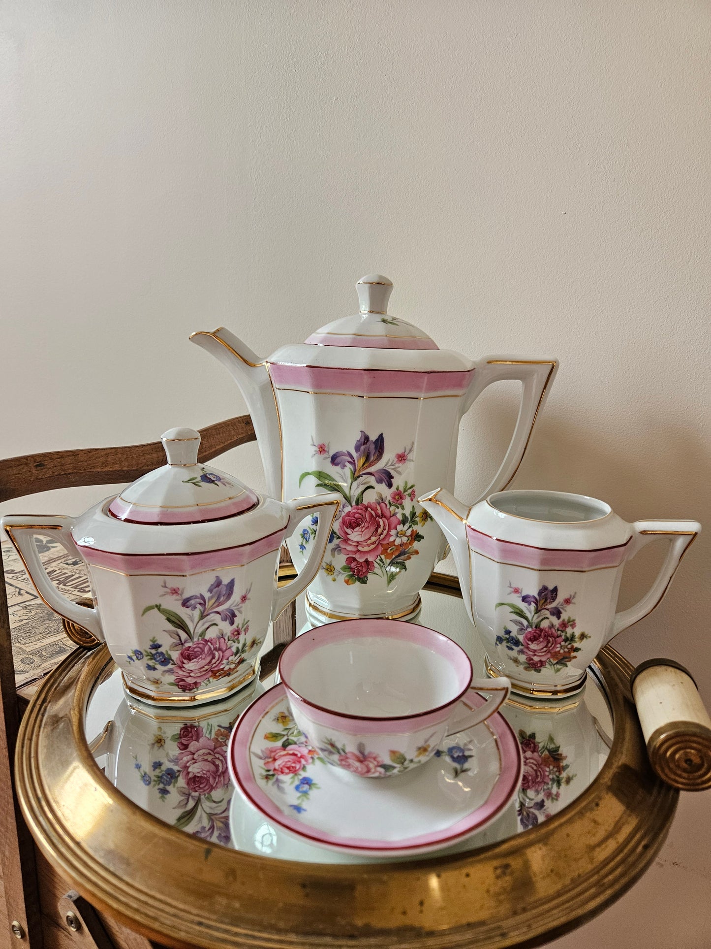 Service à café vintage en porcelaine style shabby chic. Décor fleuri et rose.