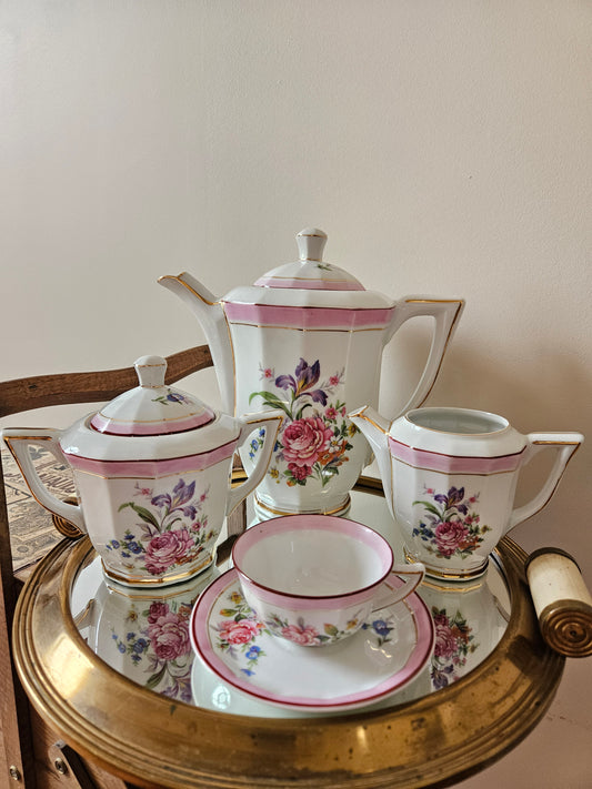 Service à café vintage en porcelaine style shabby chic. Décor fleuri et rose.