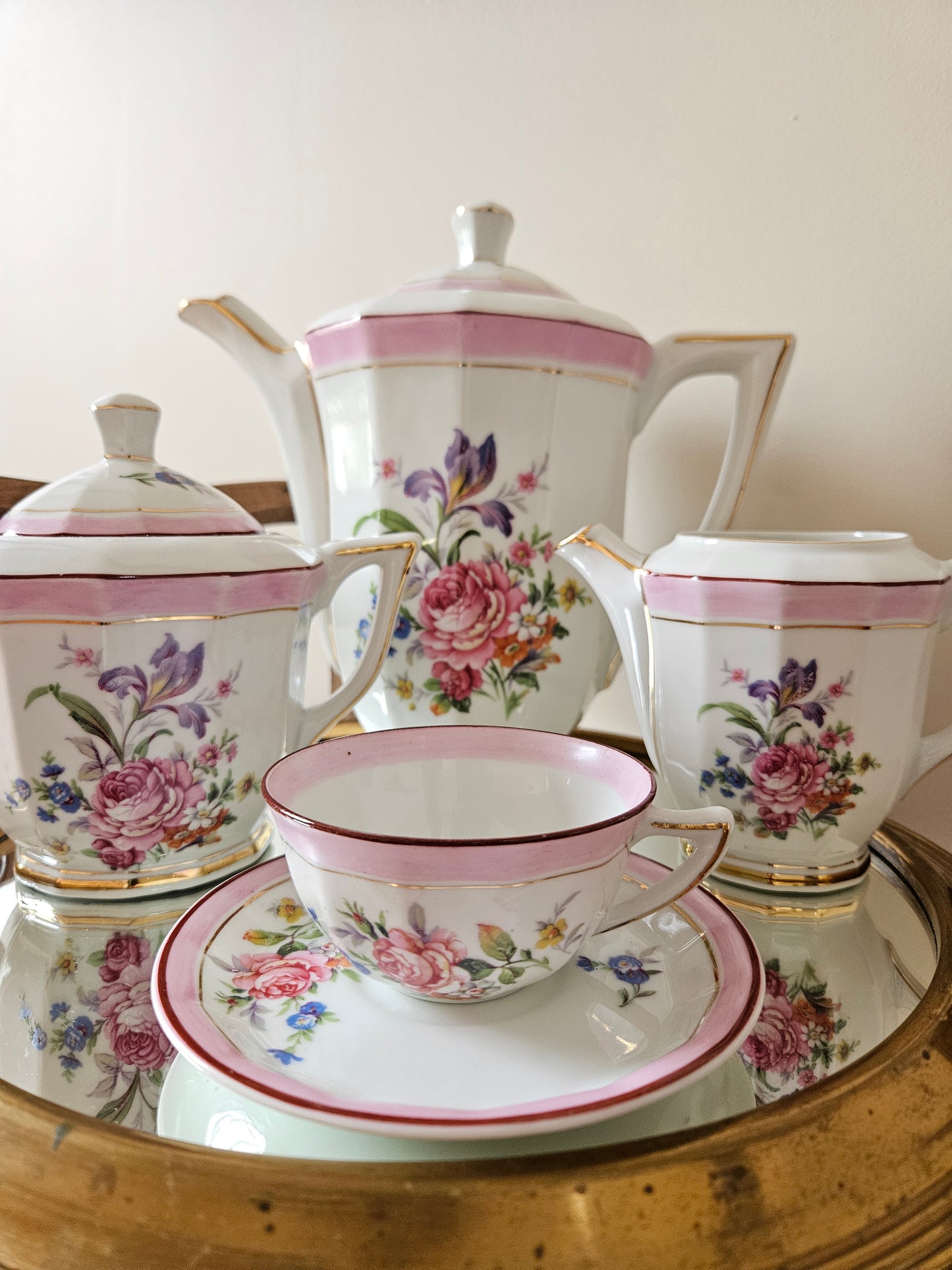 Service à café vintage en porcelaine style shabby chic. Décor fleuri et rose.