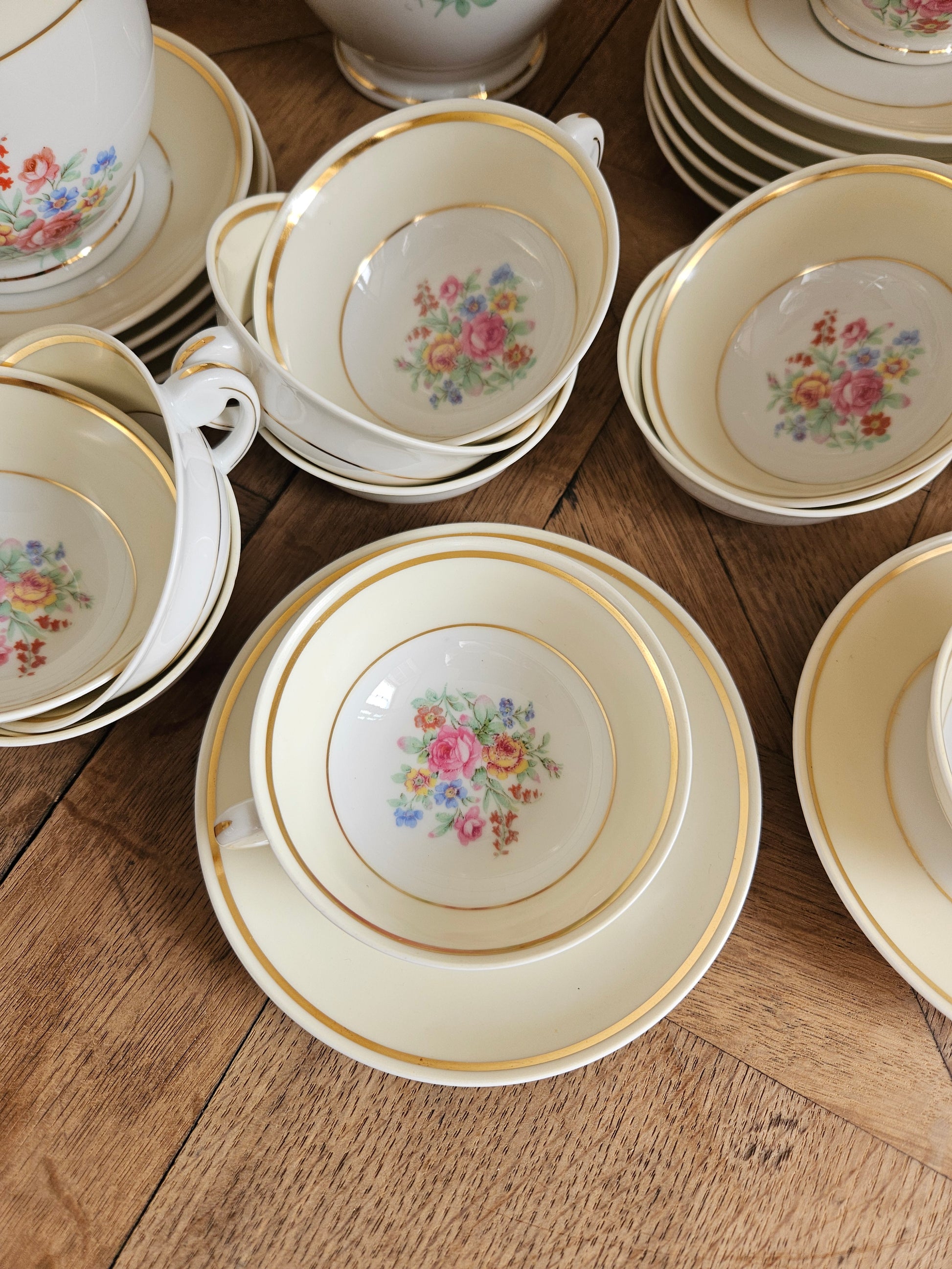 Tasses à café vintage en porcelaine Raynaud, Limoges. Décor fleuri. Jaune pastel.