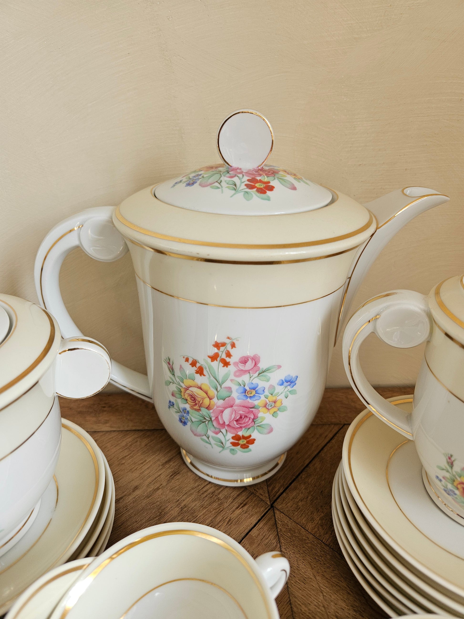 Verseuse vintage en porcelaine Raynaud, Limoges. Décor fleuri. Jaune pastel.