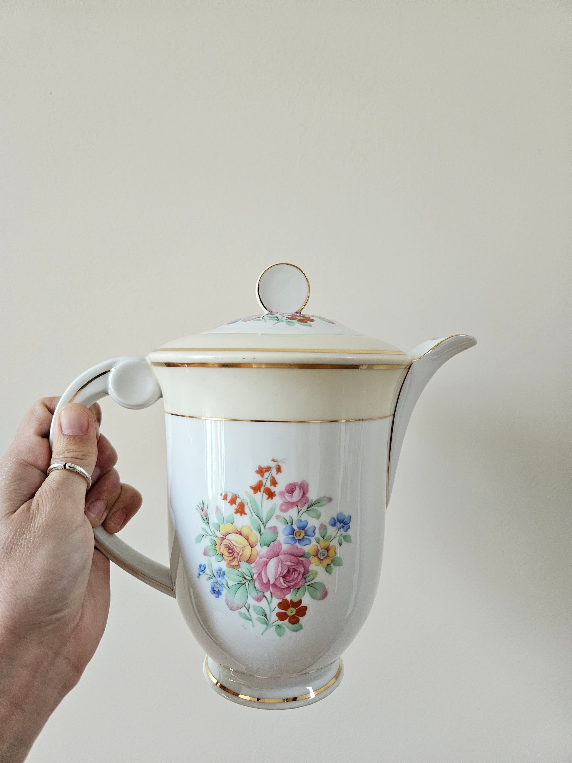 Théière ou cafetière vintage en porcelaine Raynaud, Limoges. Décor fleuri. Jaune pastel.